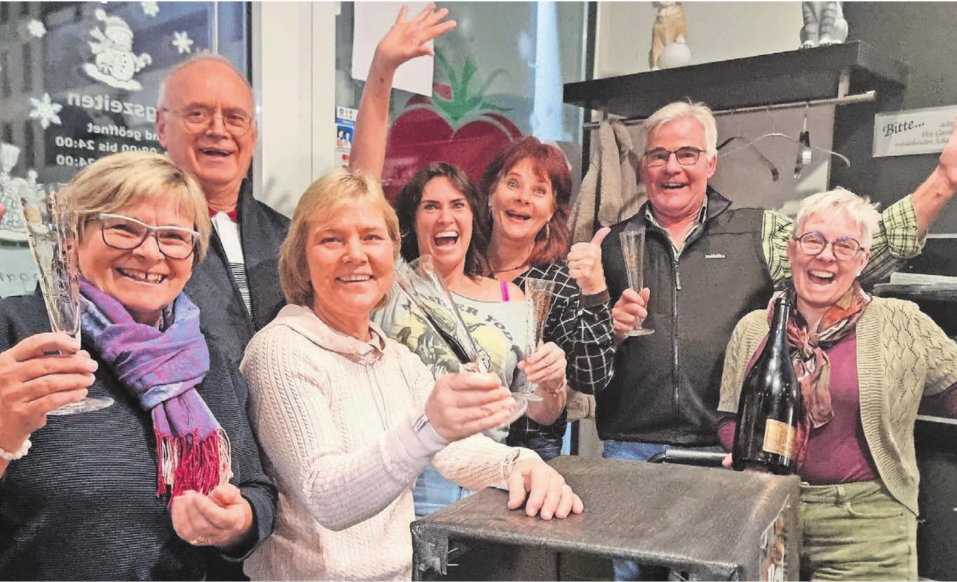 Bereits in der Planung und Vorbereitung hat das OK seinen Spass. Von links: Bernadette Huwiler, Beni Gasser, Brigitte Mettler, Mischa Stadler, Renate Stutz, Franz Mettler und Doris Gasser. Auf dem Bild fehlen Andreas Stierli und Patrizia Nebel. Bild: Verena Anna Wigger - Das Bild wird blockiert. – Möglicherweise durch einen aktiven Adblocker.