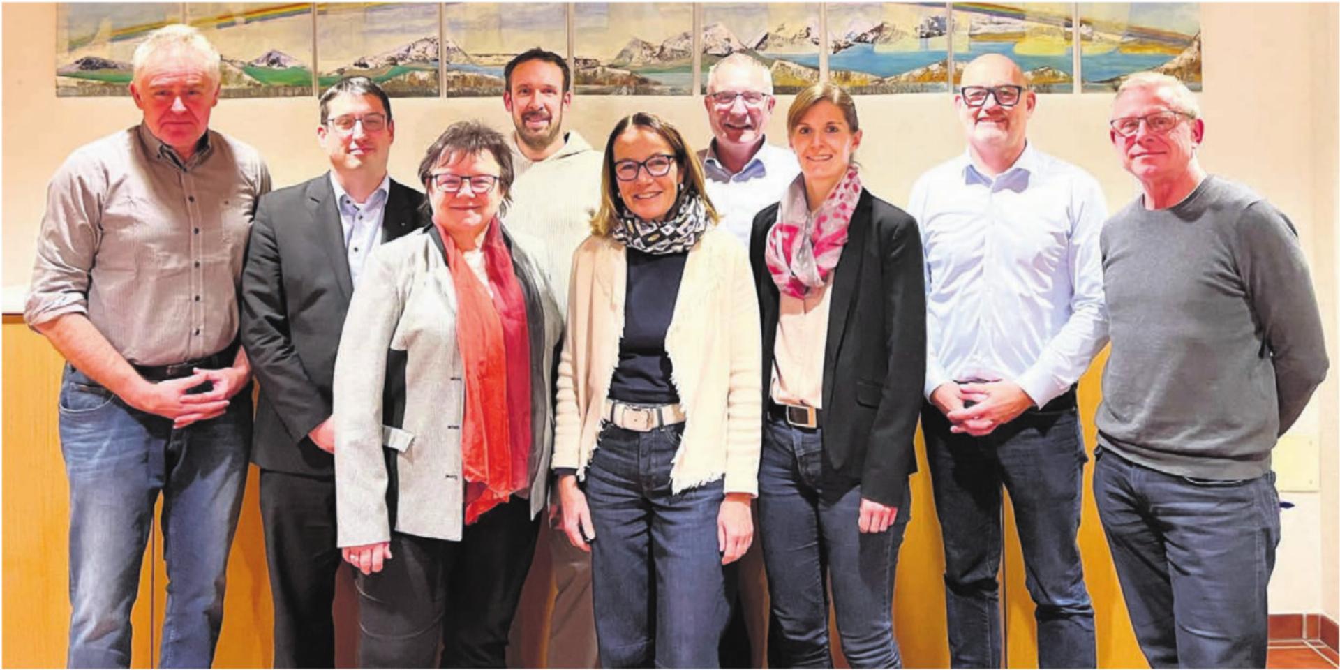 Freude über die Genehmigung des Baukredits (v. l.): Vorstandsmitglieder Martin Leu, Stefan Huwyler, Präsidentin Doris Stöckli, Sebastian Hagenbuch, Jacqueline Riedo Seiler, Stephan Köpfli, Irene Koch, Gesamtleiter Philipp Zimmermann und Thomas Stübi, Leiter Finanzen. Bild: Walter Minder - Das Bild wird blockiert. – Möglicherweise durch einen aktiven Adblocker.