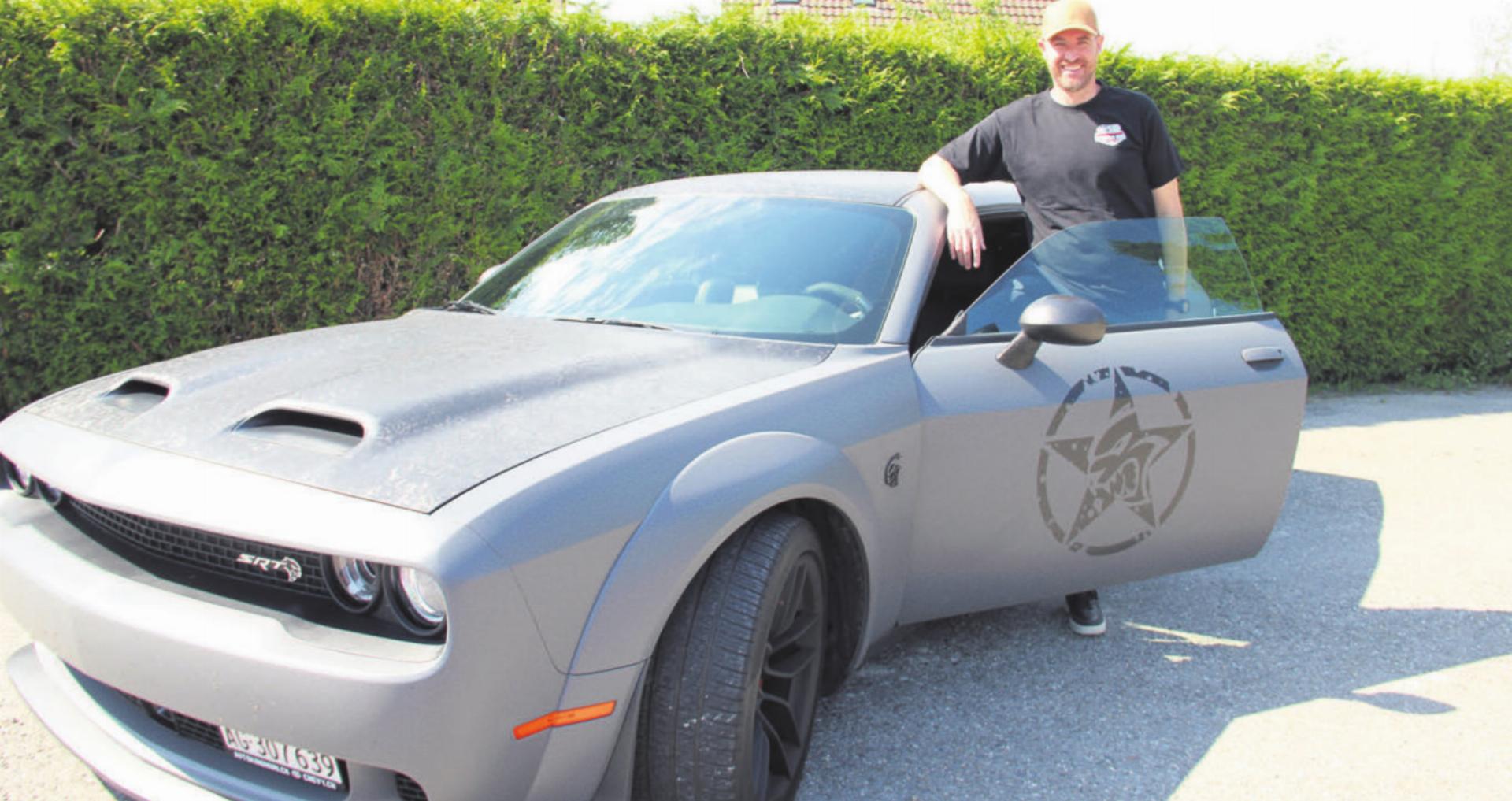 Marco Stadler erfüllte sich mit dem Dodge Challenger SRT Hellcat vor drei Jahren einen Traum. Bild: Monica Rast