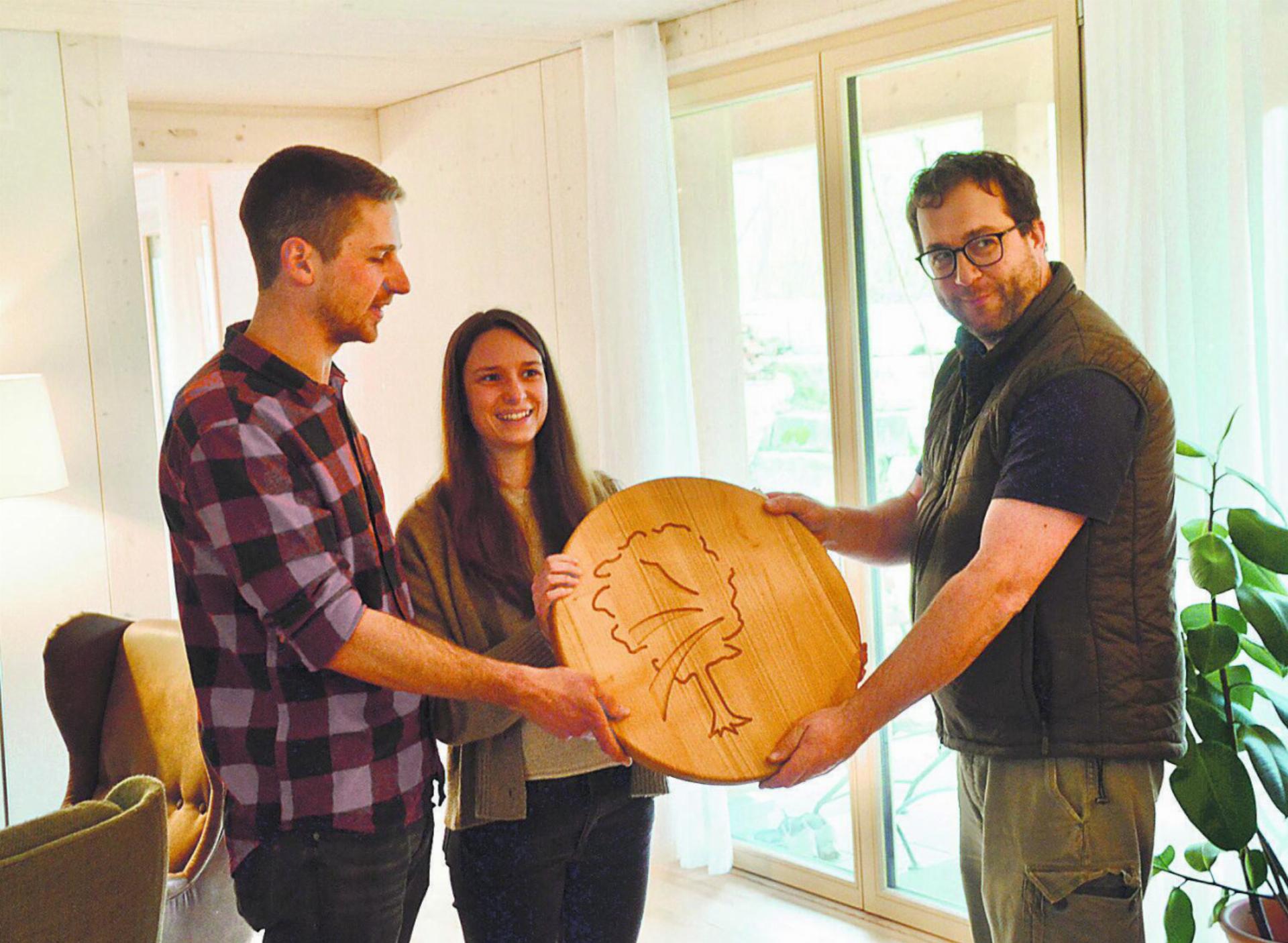 Preisübergabe im Gemeinschaftswohnhaus in Muri. Matthias Ott (rechts) mit Linus Staubli und Célina Schüpfer. Bild: Thomas Stöckli