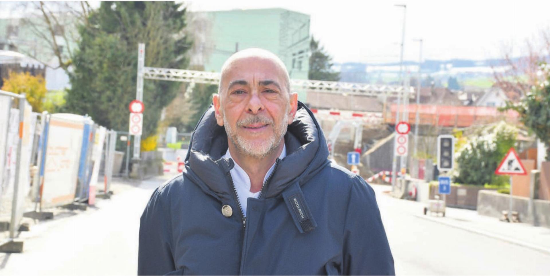 Guiseppe Bilello, hat sich an die Medien gewand. Er möchte, dass die Betriebe an der Zürcherstrasse auch während der Bauarbeiten nicht vergessen gehen. Aus eigener Erfahrung weiss er, dass sie mit massiven Umsatzeinbussen kämpfen. Bild: Verena Anna Wigger - Das Bild wird blockiert. – Möglicherweise durch einen aktiven Adblocker.