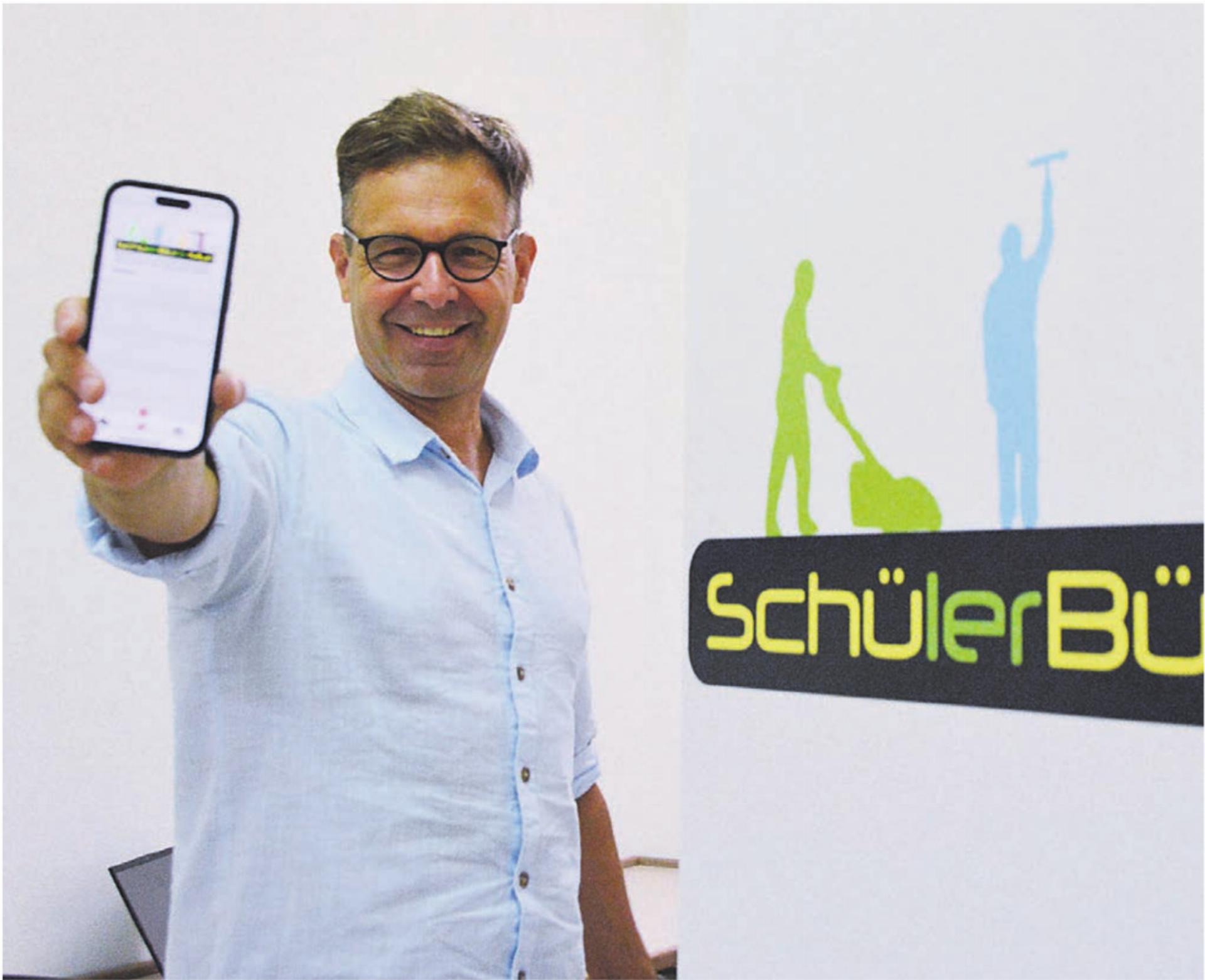 Per App einfach zu handhaben. Martin Schneider will das Schülerbüro weiter fördern und bekannt machen. Bild: Annemarie Keusch - Das Bild wird blockiert. – Möglicherweise durch einen aktiven Adblocker.