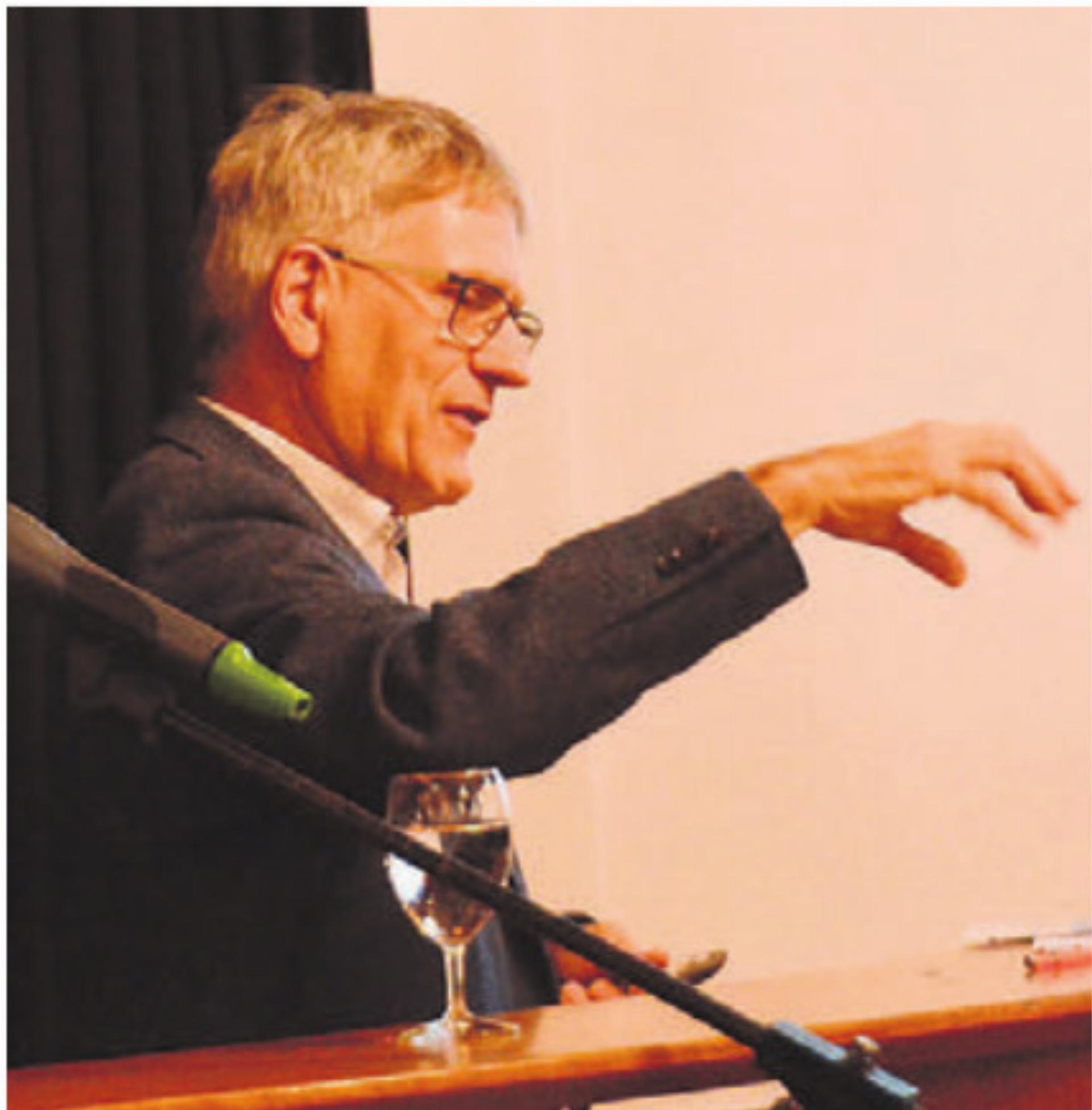 Geschäftsstellenleiter Daniel Räber erläutert das Projekt. - Das Bild wird blockiert. – Möglicherweise durch einen aktiven Adblocker.