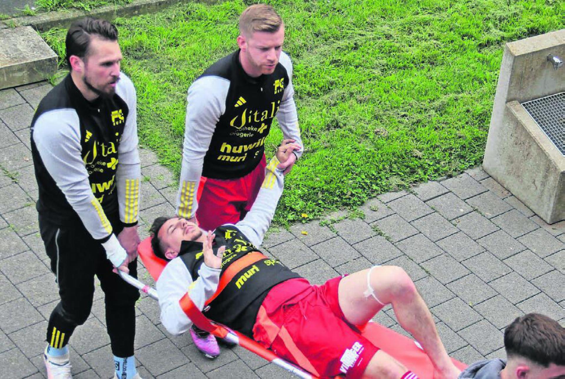 Lulzim Aliu verletzt sich bei der ersten Aktion schwer und muss vom Platz getragen werden. Bild: pf