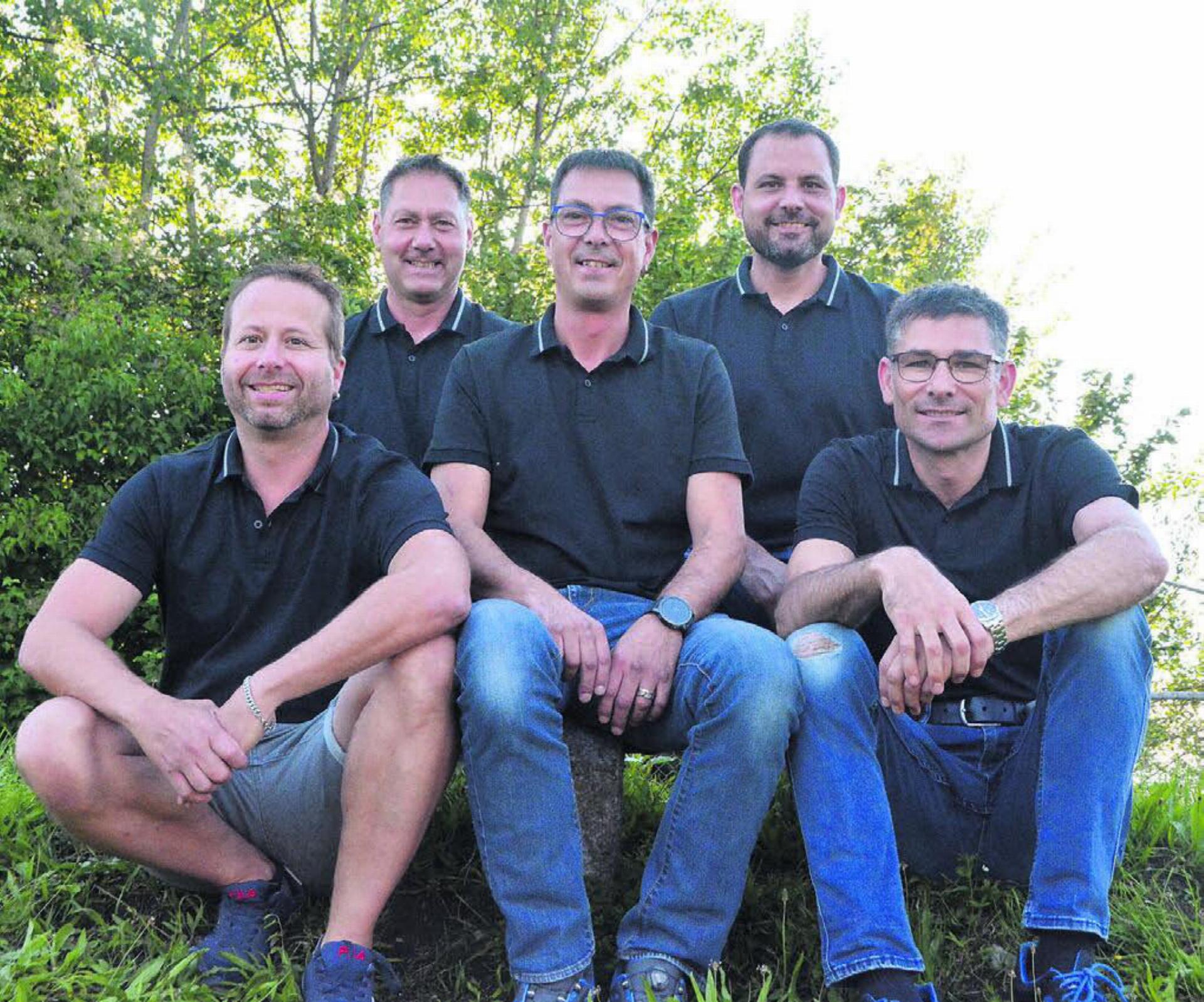 Sie organisieren das Maisfäscht, von links: Stephan Koch, Roger Keusch, Beat Keusch, Marc Meier und Patrick Müller. Es fehlt: Reto Kuhn. Bilder: zg / Annemarie Keusch - Das Bild wird blockiert. – Möglicherweise durch einen aktiven Adblocker.