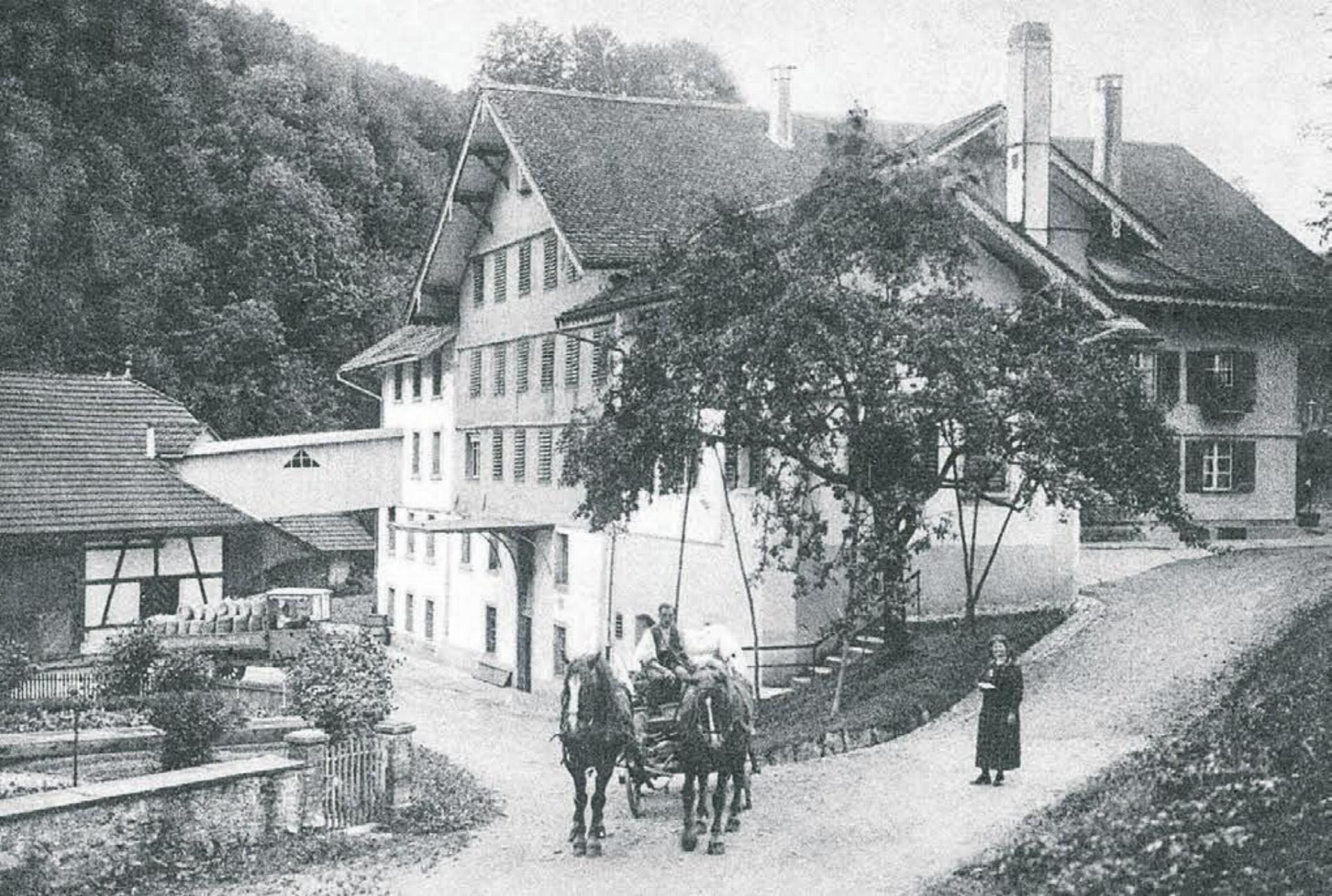 Pferde und erste Lastwagen transportieren die schweren Mehlsäcke. Vor der Bachtalmühle, vermutlich um 1920. Bilder: zg