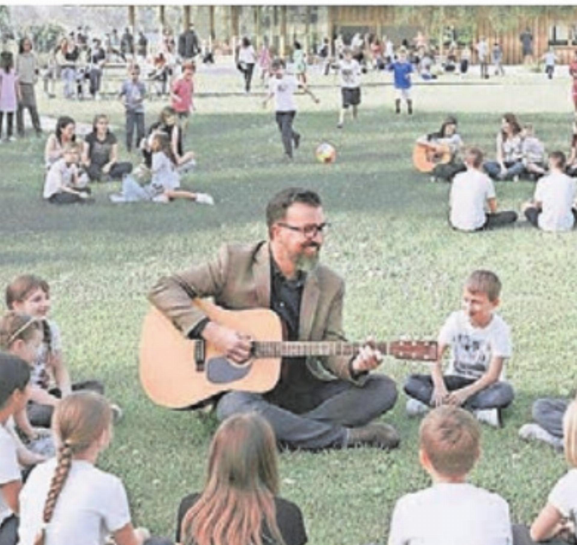 rung den entscheidenden Schritt jenes Projekts vertrat, das ihn während seiner gesamten Amtszeit begleitete. Scherzhaft meinte er: «Schön, sind Sie alle für meine Verabschiedung da.» Dass es der Mehrheit vor allem um die Badi ging, das wusste er selbstverständlich. Überwältigt sei er, sagte Küng nach der Versammlung - Das Bild wird blockiert. – Möglicherweise durch einen aktiven Adblocker.