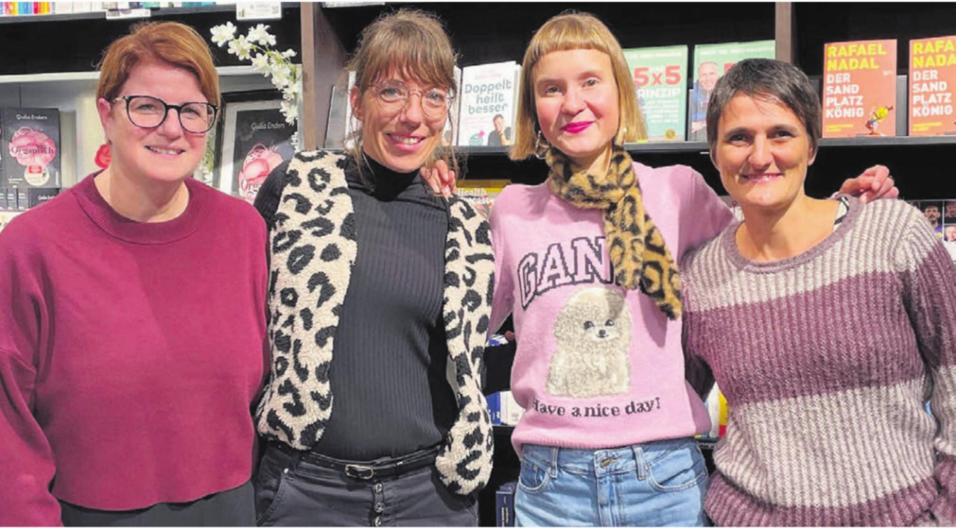 Selbst beim Teamevent blieben die drei Mitarbeiterinnen der Bibliothek der Welt der Bücher treu und besuchten eine Lesung (von links): Monika Egli, Yvonne Strobel, Autorin Caroline Wahl, Leiterin Simone Huber. Bilder: zg - Das Bild wird blockiert. – Möglicherweise durch einen aktiven Adblocker.