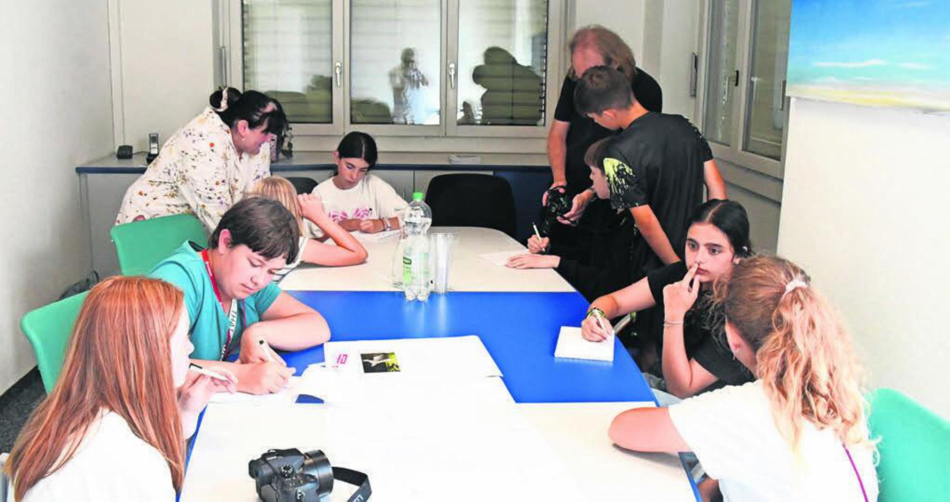Das Bild zeigt die Schüler-Redaktion bei der Besprechung der Themen und bei der Planung der Sonderausgabe. Bilder: red