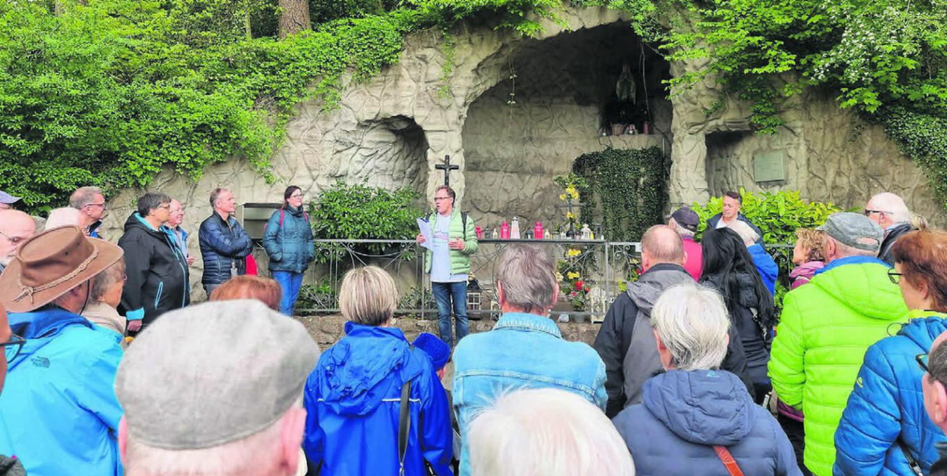 Die Lourdesgrotte, welche 1945 vom unternehmungsfreudigen Pfarrer Alois Bumbacher zusammen mit der Jungmannschaft entstanden ist, war einer der sieben Schauplätze auf dem historischen Rundgang. Bilder: Verena Anna Wigger