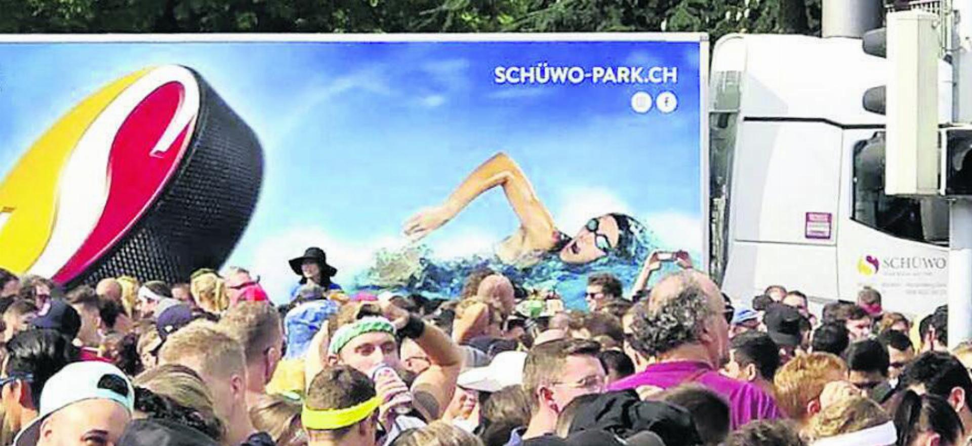 Bis 2019 ein gewohntes Bild an der Streetparade: Ein Schüwo-Lastwagen inmitten der tanzenden Menge. Bild: zg - Das Bild wird blockiert. – Möglicherweise durch einen aktiven Adblocker.