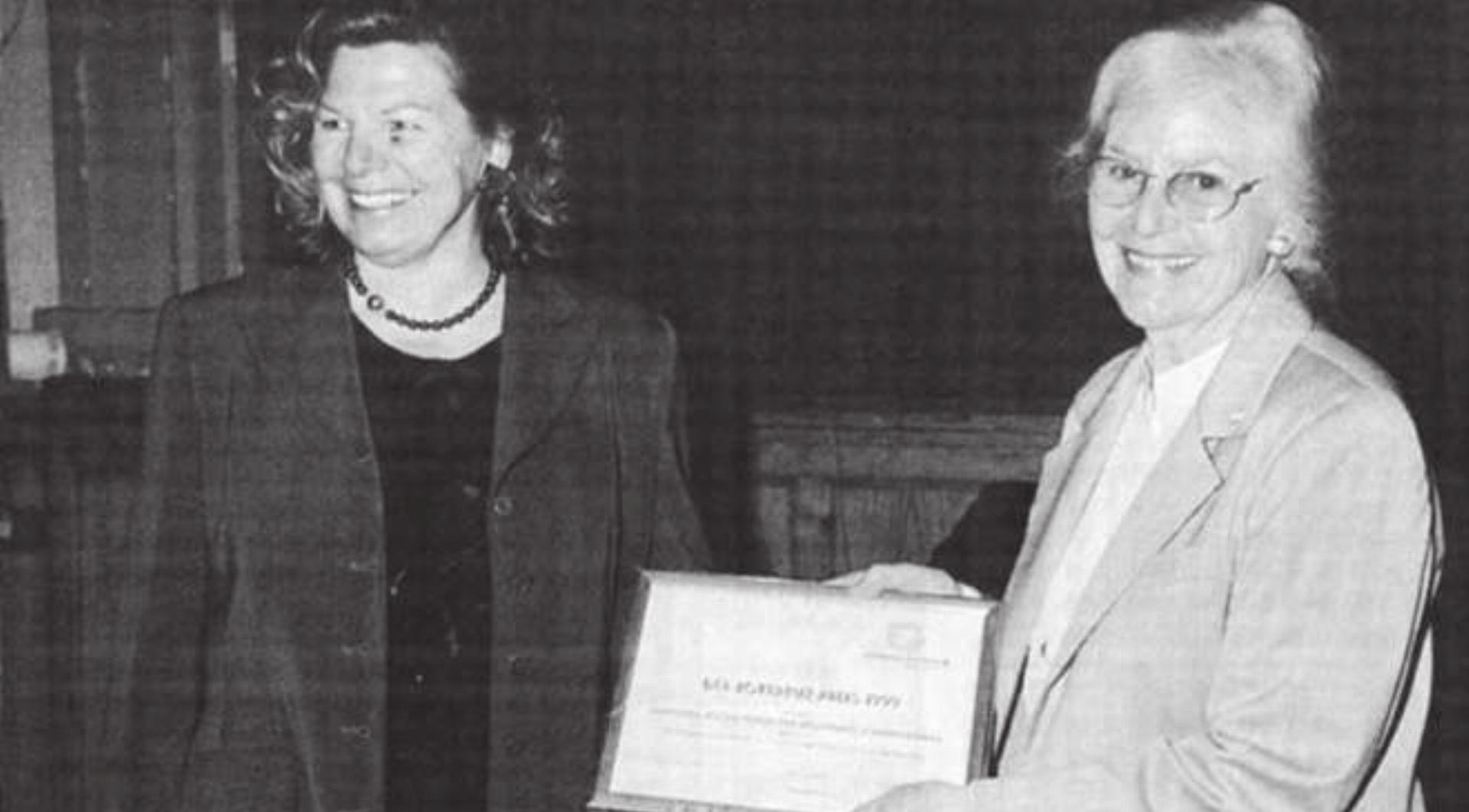 Luise Thut (r.) nimmt den Freiämter Rotkreuzpreis entgegen. Bild: Archiv