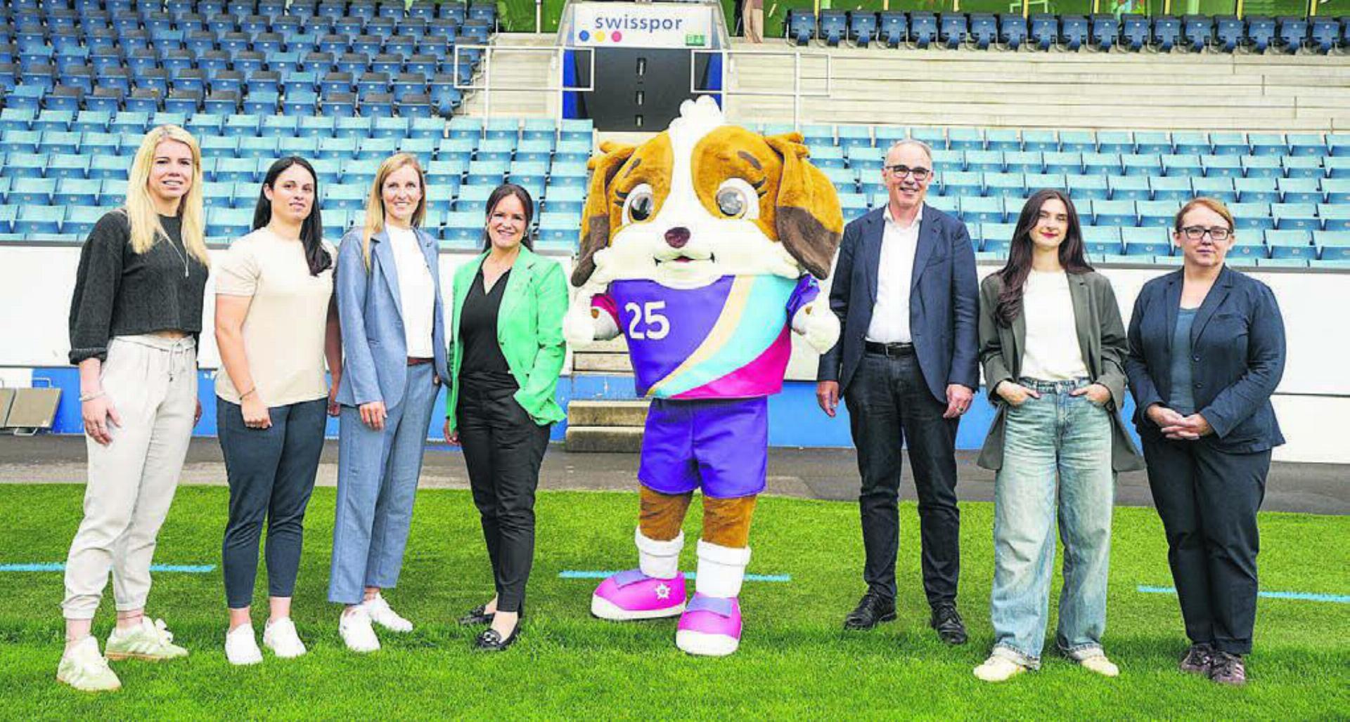 Die Freiämterin Laura Schneider ist mit vielen Persönlichkeiten aus Sport und Politik Teil des Projekts «Host City Luzern» (von links): Laura Schneider, Rahel Graf (Leiterin Frauenfussball FC Luzern), Leevke Stutz (Projektleiterin Host City Luzern), Michaela Tschuor (Regierungsrätin Luzern), Maskottchen Maddli, Beat Züsli (Luzerner Stadtpräsident), Elena Knecht (Grafikerin), Doris Keller (Turnierdirektorin).