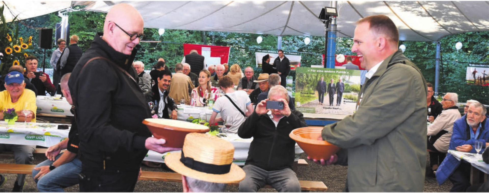 Volksnah und auch für einen traditionellen Spass zu haben: SVP-Präsident Marcel Dettling (rechts) im musikalischen Zusammenspiel mit Manfred Breitschmid. Bilder: Daniel Marti - Das Bild wird blockiert. – Möglicherweise durch einen aktiven Adblocker.