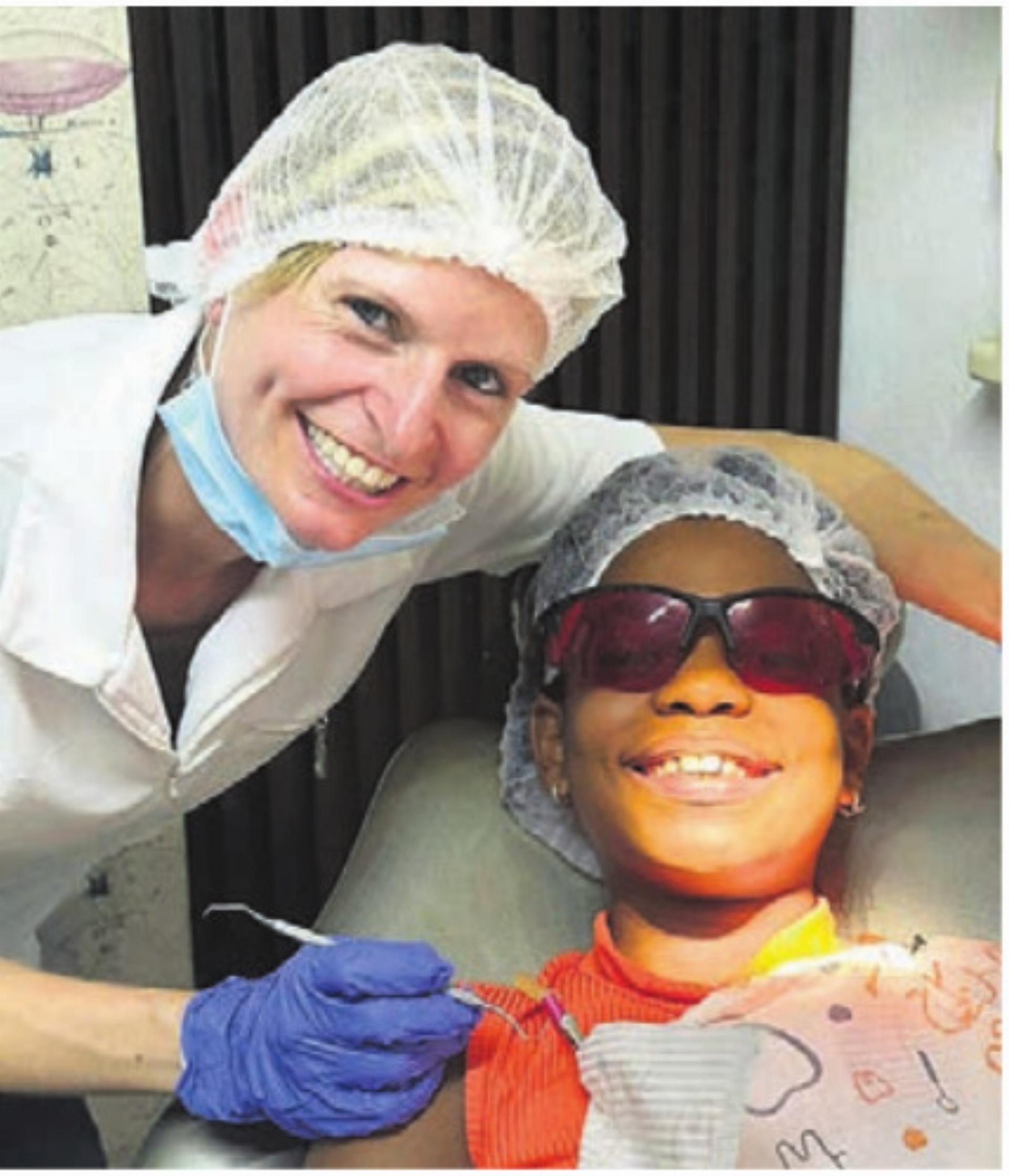 Daniela Frey (l.) bei einer Zahnreinigung. - Das Bild wird blockiert. – Möglicherweise durch einen aktiven Adblocker.