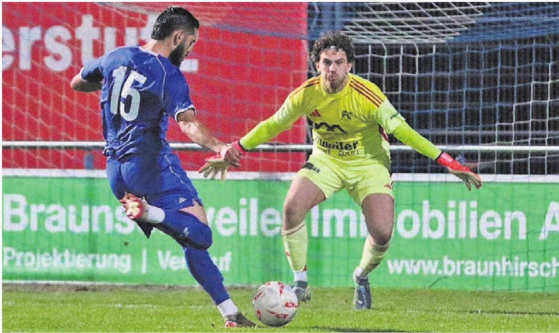 Der FC Wohlen (Kaan Yilmaz beim Abschluss) steckt im Abstiegskampf. Der FC Muri (Goalie Alejandro Scheifele) schnuppert an der Leaderposition. Bild: jl/Archiv - Das Bild wird blockiert. – Möglicherweise durch einen aktiven Adblocker.