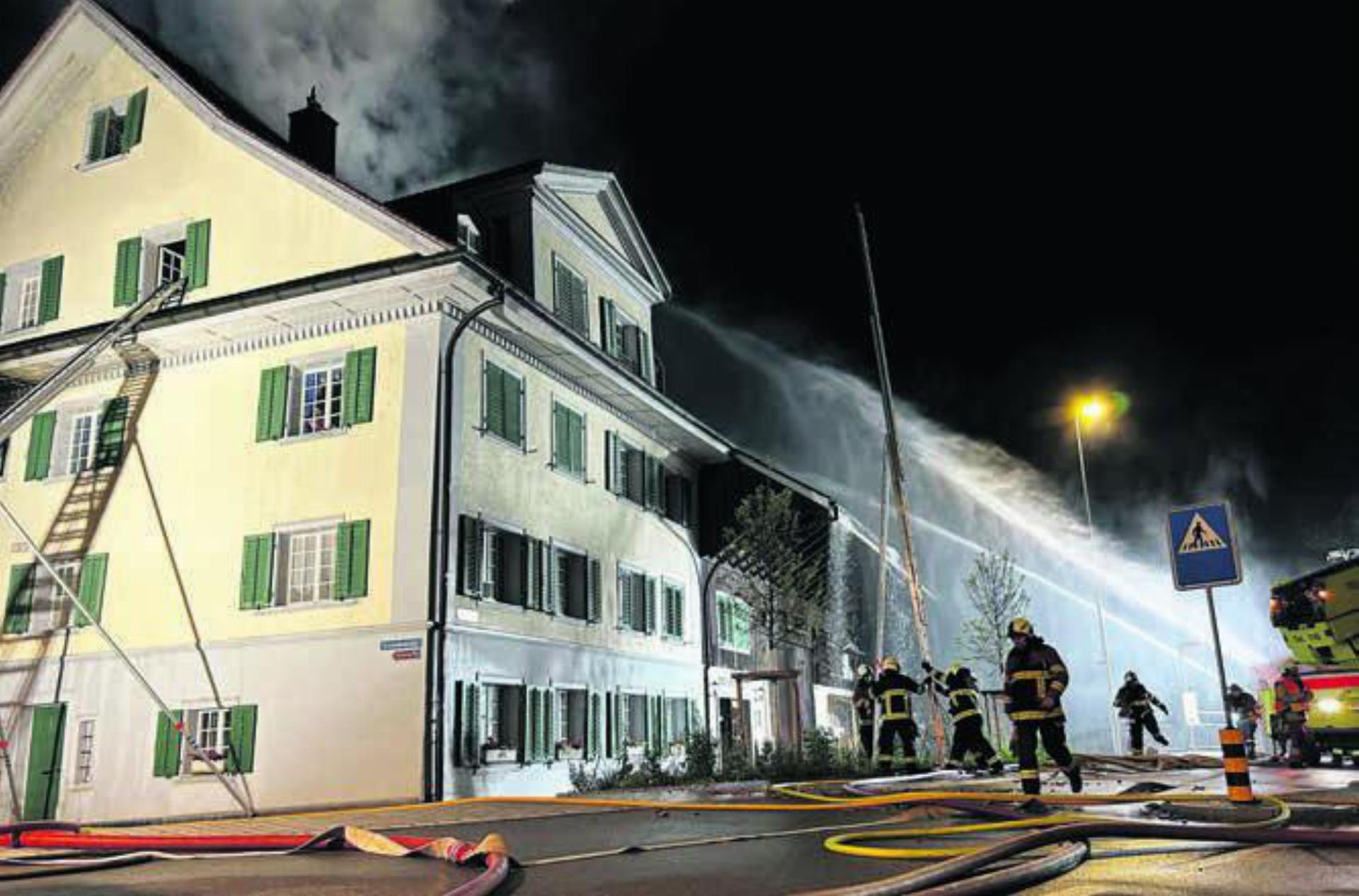 Während der Gebäudeteil mit dem Ortsmuseum vor den Flammen geschützt werden konnte, entstand an den Wohnungen grosser Schaden. Bild: pz