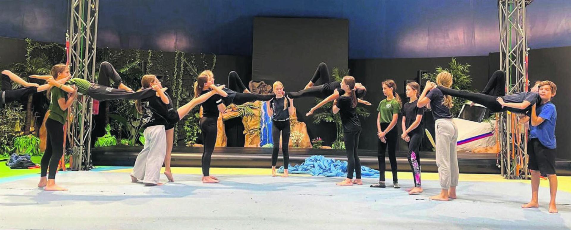 Diese Woche proben die 40 jungen Artistinnen und Artisten im bereits aufgestellten Zirkuszelt in Mellingen unter Aufführungsbedingungen. Bilder: zg - Das Bild wird blockiert. – Möglicherweise durch einen aktiven Adblocker.