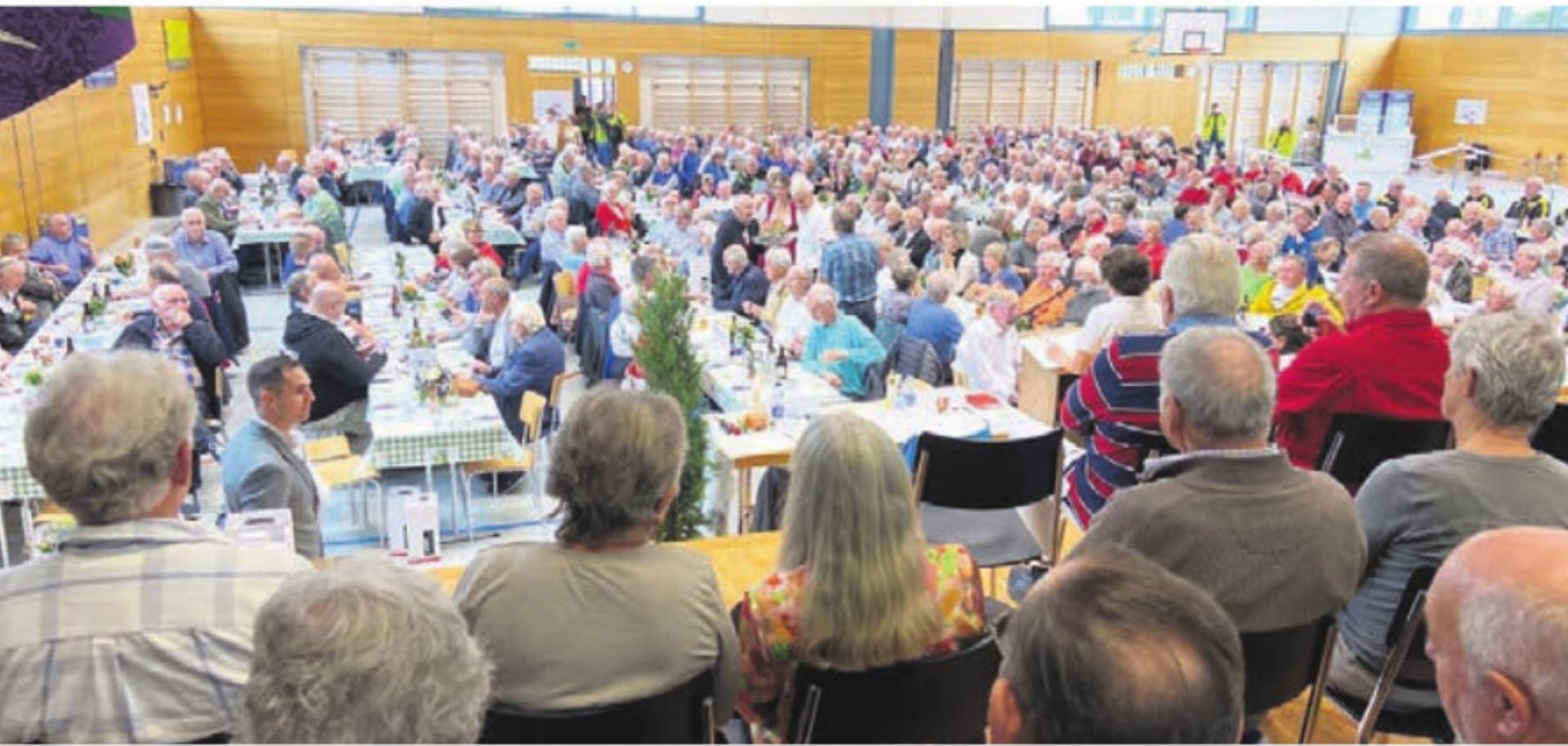 Teilnehmer der Veteranen-«Landsgemeinde» aus Sicht der Jubilare auf der Bühne. Bild: zg - Das Bild wird blockiert. – Möglicherweise durch einen aktiven Adblocker.