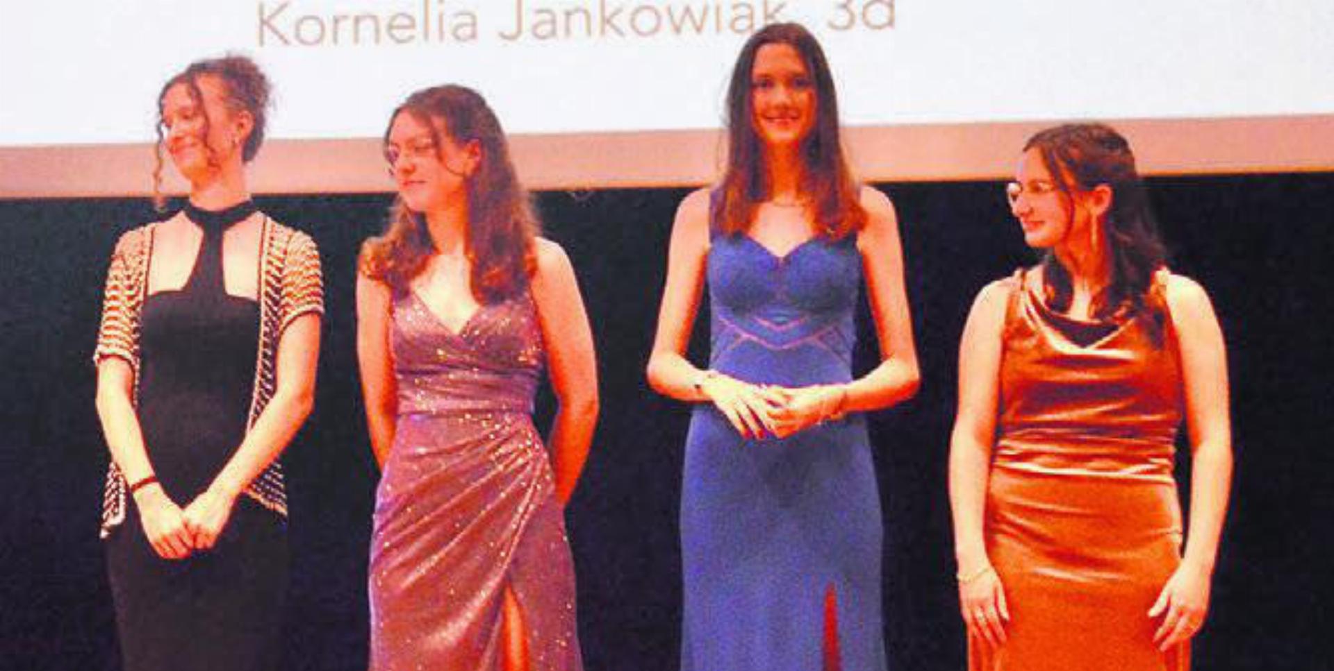 Bez-Absolventinnen mit Bestnoten, von links: Martina Pederiva (Notenschnitt: 5,4), Julia Küng (5,5), Kornelia Jankoviak (5,7) und Vanessa Monteleone (5,6). Bild: tst