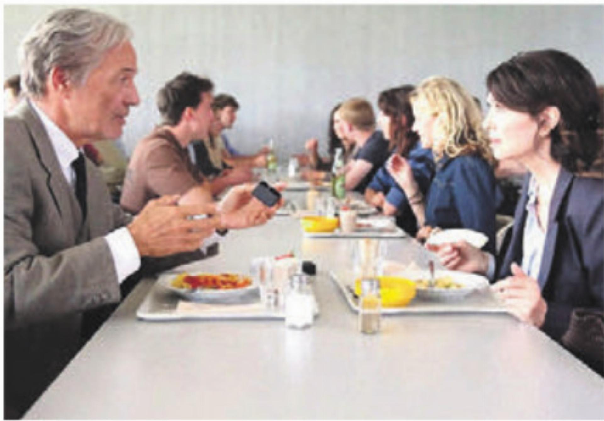 «Ein fast perfekter Antrag»: Walter will seiner Alice wieder näherkommen. Bild: zg - Das Bild wird blockiert. – Möglicherweise durch einen aktiven Adblocker.