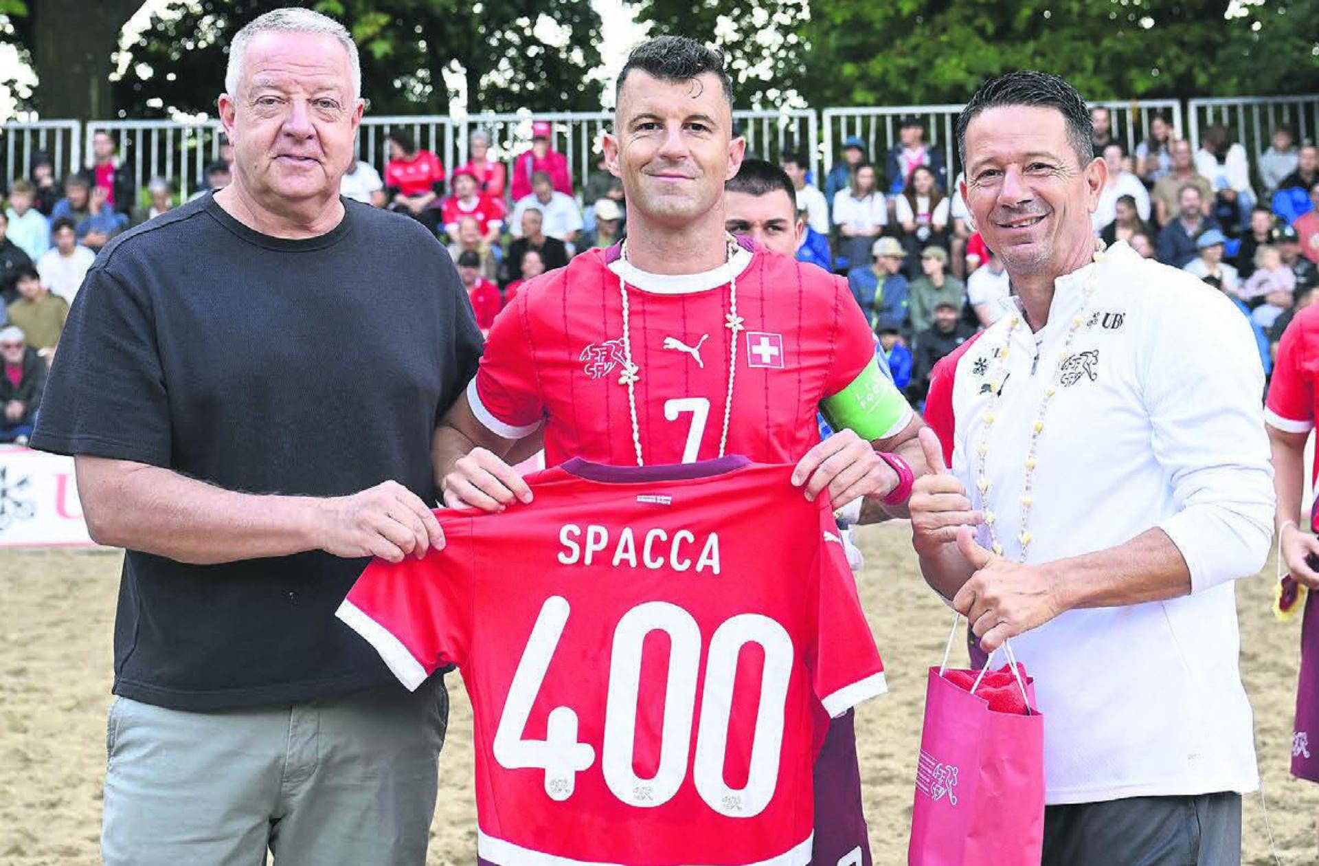 Eine gigantische Marke: Der Freiämter Sandro Spaccarotella wird für sein 400. Länderspiel geehrt. Trainer Angelo Schirinzi (rechts) ist voll des Lobes für «Spacca». Links Daniel Schaub, Präsident des Nordwestschweizer Fussballverbandes. 
Bild: Alexander Wagner - Das Bild wird blockiert. – Möglicherweise durch einen aktiven Adblocker.