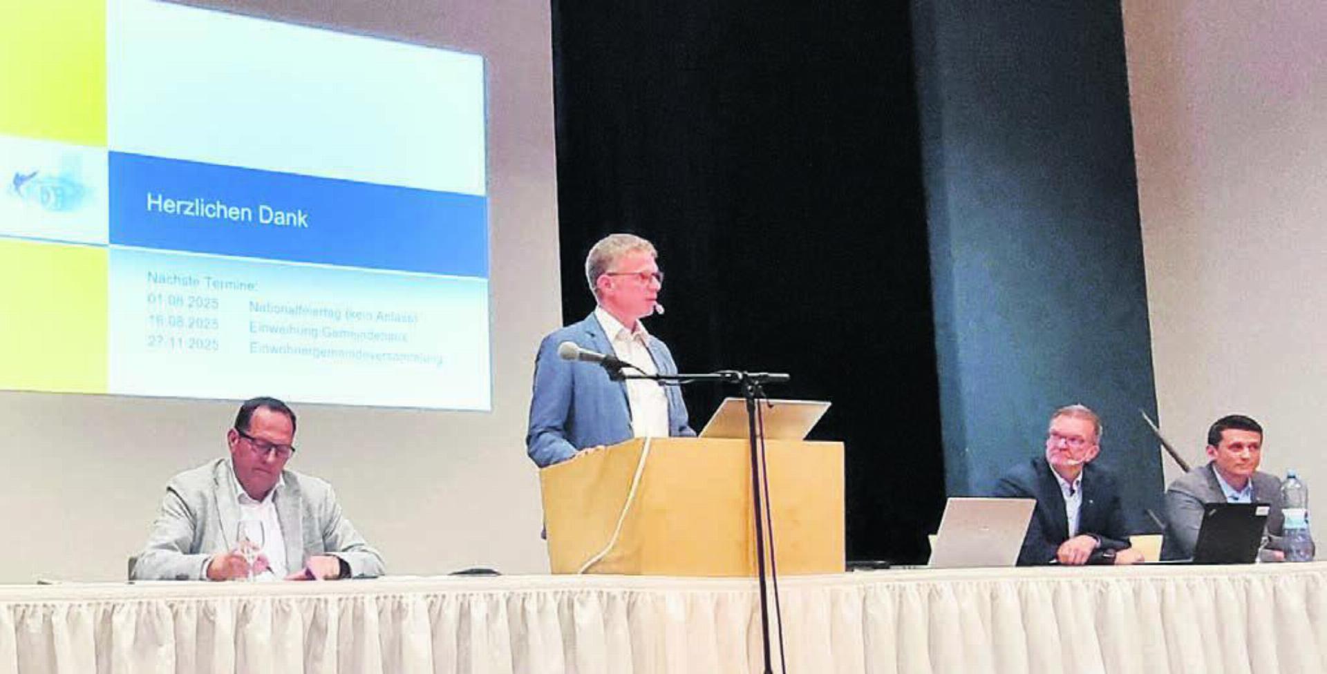 Gemeindeammann Simon Zubler, Mitte, führte umsichtig durch die Versammlung. Bild: Verena Anna Wigger