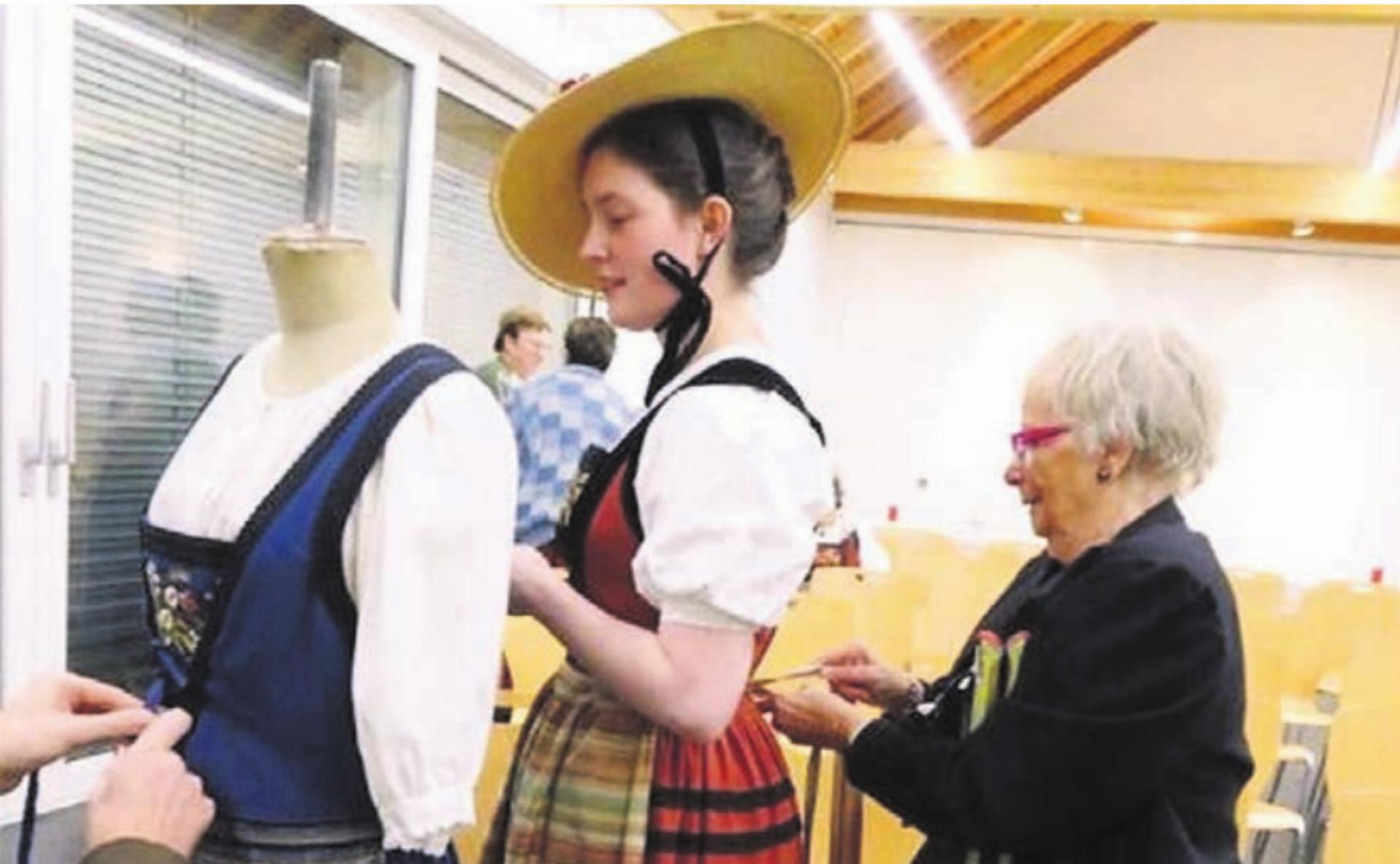 Wie ist eine Trachtenfrau richtig gekleidet – eines der Themen des Abends. Bild: zg - Das Bild wird blockiert. – Möglicherweise durch einen aktiven Adblocker.