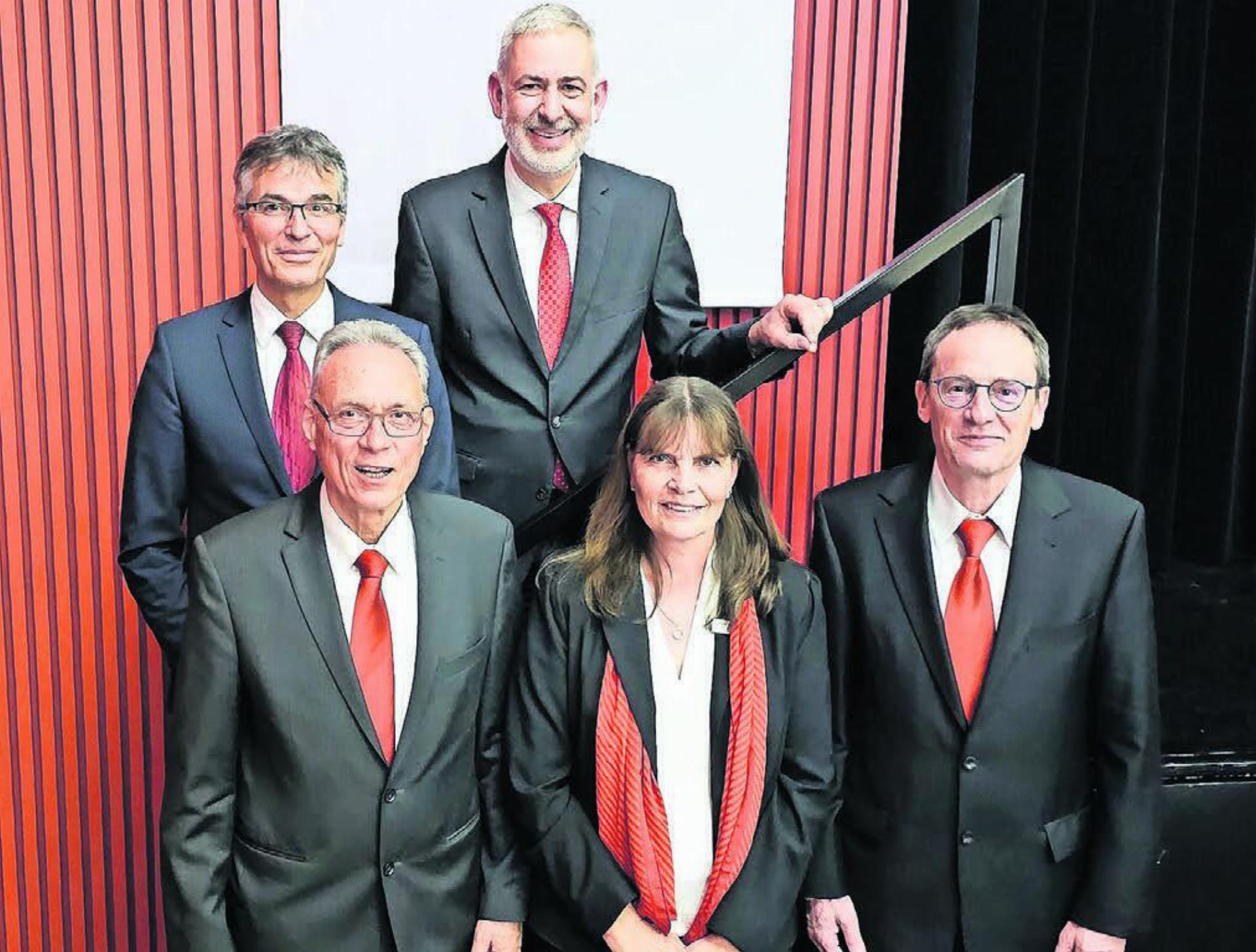 Drei Verwaltungsratsmitglieder traten zurück, vorne von links: Peter Lamprecht, Corinne Wittenwiller, Franz Odermatt, zwei wurden neu gewählt, hinten von links: Marcel Ottiger, Beat Neukom. Bild: zg