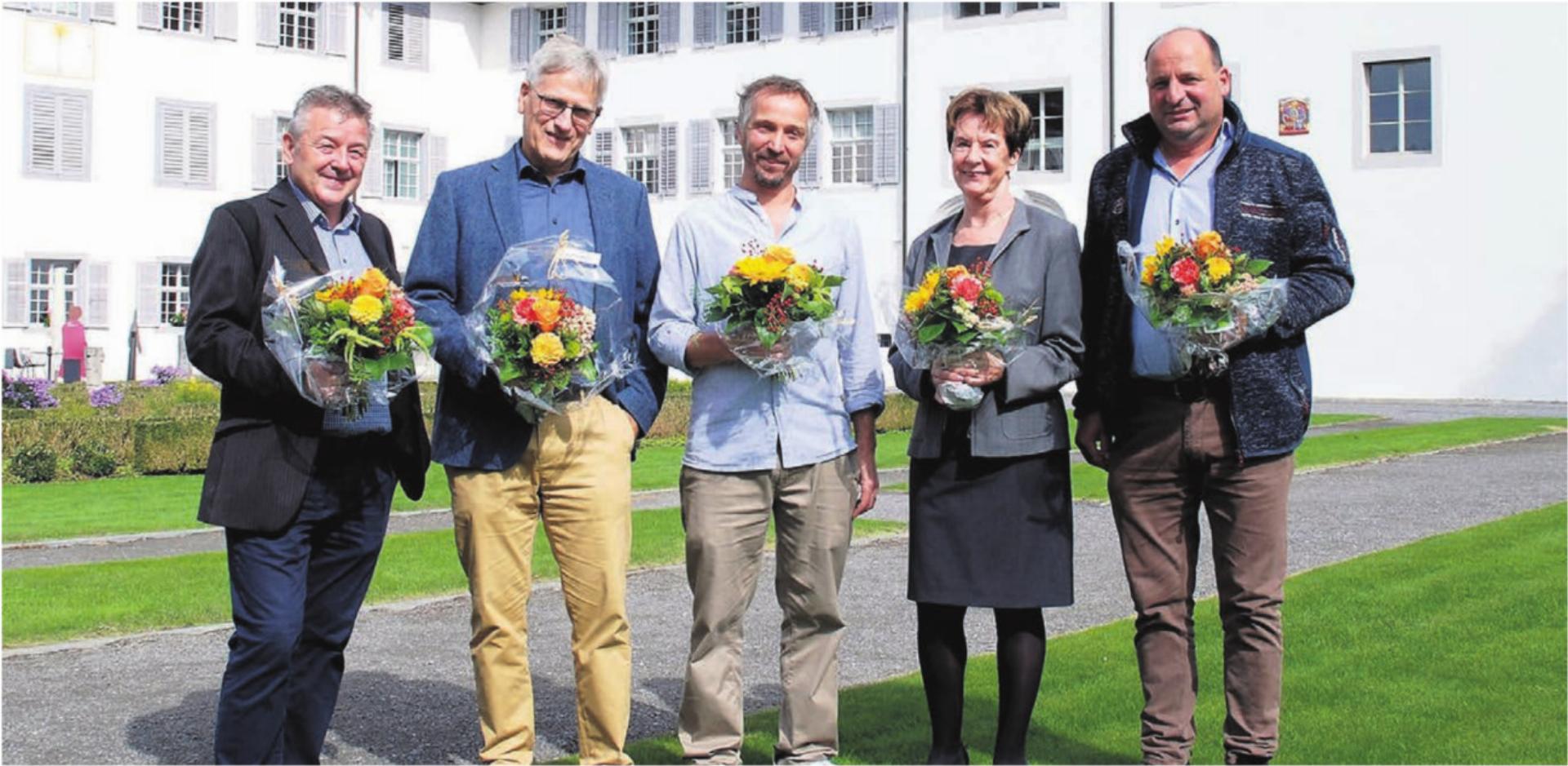 Ein erstes gemeinsames Foto des Gemeinderates, wie er ab 2026 zusammengestellt sein wird, von links: Jörg Weiss, Daniel Räber, Hans-Peter Budmiger, Marlies Laubacher und Herbert Meier. Bild: zg - Das Bild wird blockiert. – Möglicherweise durch einen aktiven Adblocker.