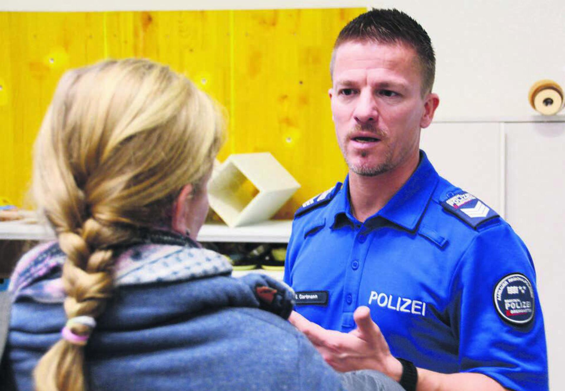 Mit Beispielen, Zahlen und Fakten zog der Bremgarter Polizist Georg Gartmann das Publikum in seinen Bann. Nach seinem Referat stand er den Eltern auch für persönliche Fragen zur Verfügung. Bild: Chregi Hansen