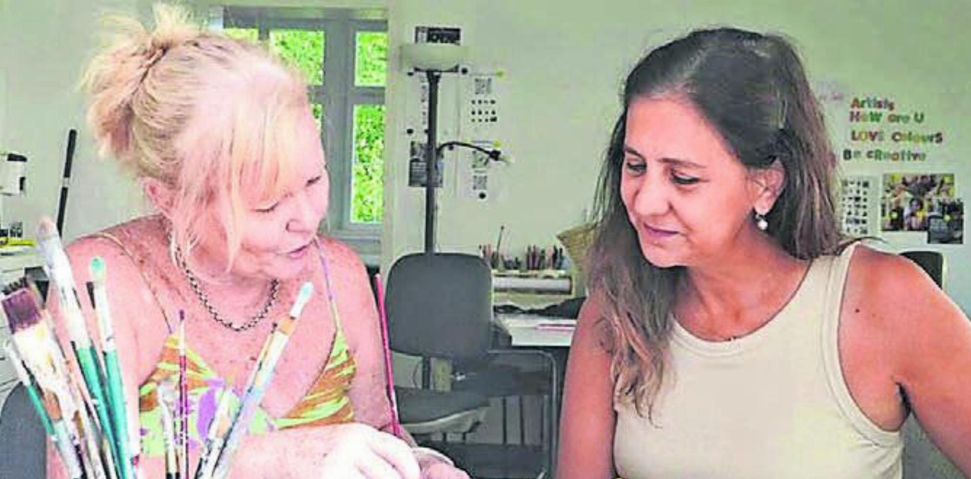 Ein eigenes Aquarell malen? Die beiden Wohler Künstlerinnen Marcela Herzig (links) und Théa Prado machen es möglich. Bild: zg - Das Bild wird blockiert. – Möglicherweise durch einen aktiven Adblocker.