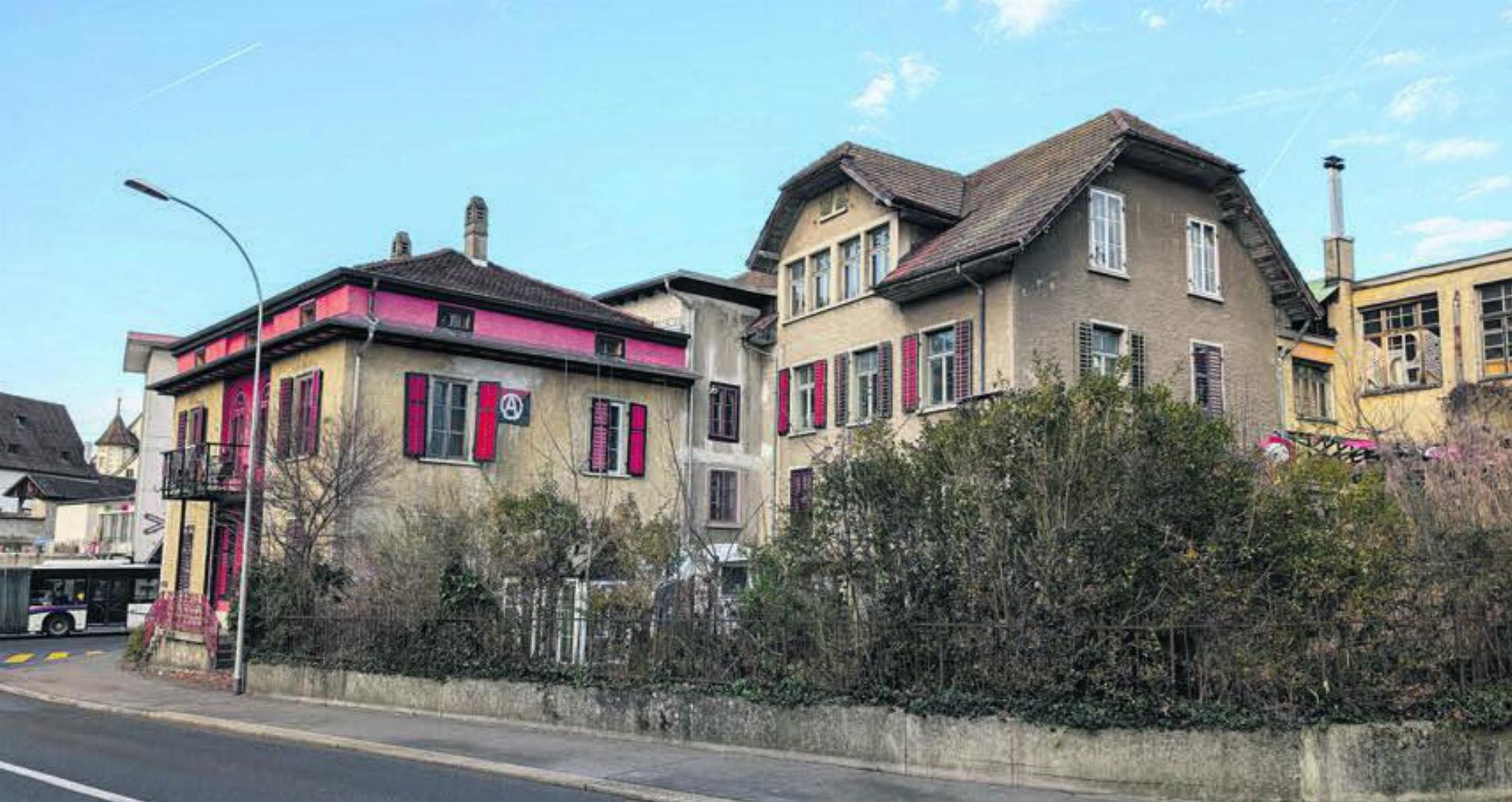 Die ehemalige Bremgarter Kleiderfabrik dürfte bald definitiv jenen gehören, die sie jahrelang besetzten. 
Bild: huy