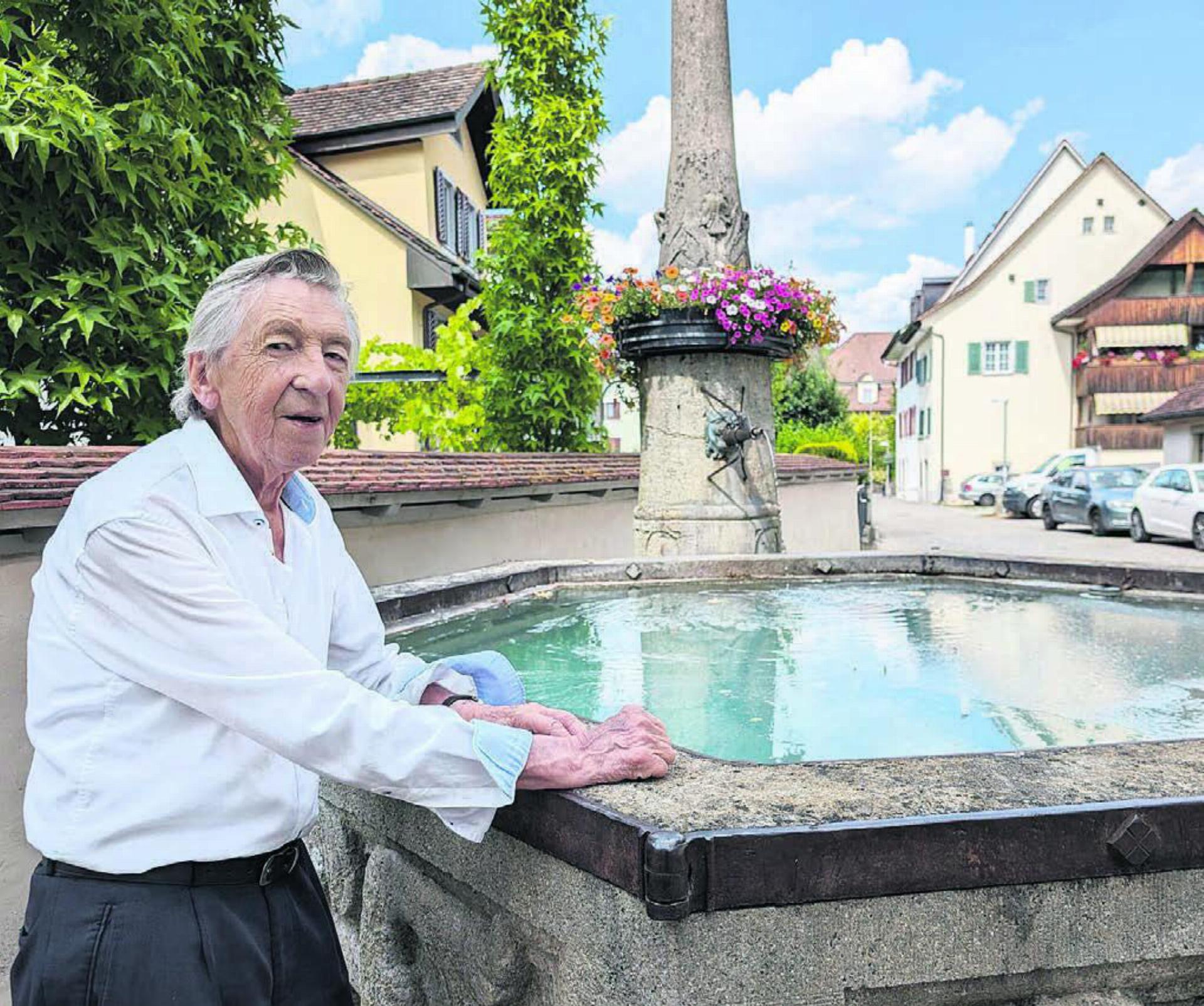Der Schwarzschlossbrunnen als Symbol der Stetigkeit im Wandel und wichtige Begegnungsstätte der Unterstädter. Wenn Heinz Koch hier nebenan auf dem Bänkli Platz nimmt, kommen zwangsläufig ganz viele Erinnerungen hoch. Bilder: Marco Huwyler / zg - Das Bild wird blockiert. – Möglicherweise durch einen aktiven Adblocker.