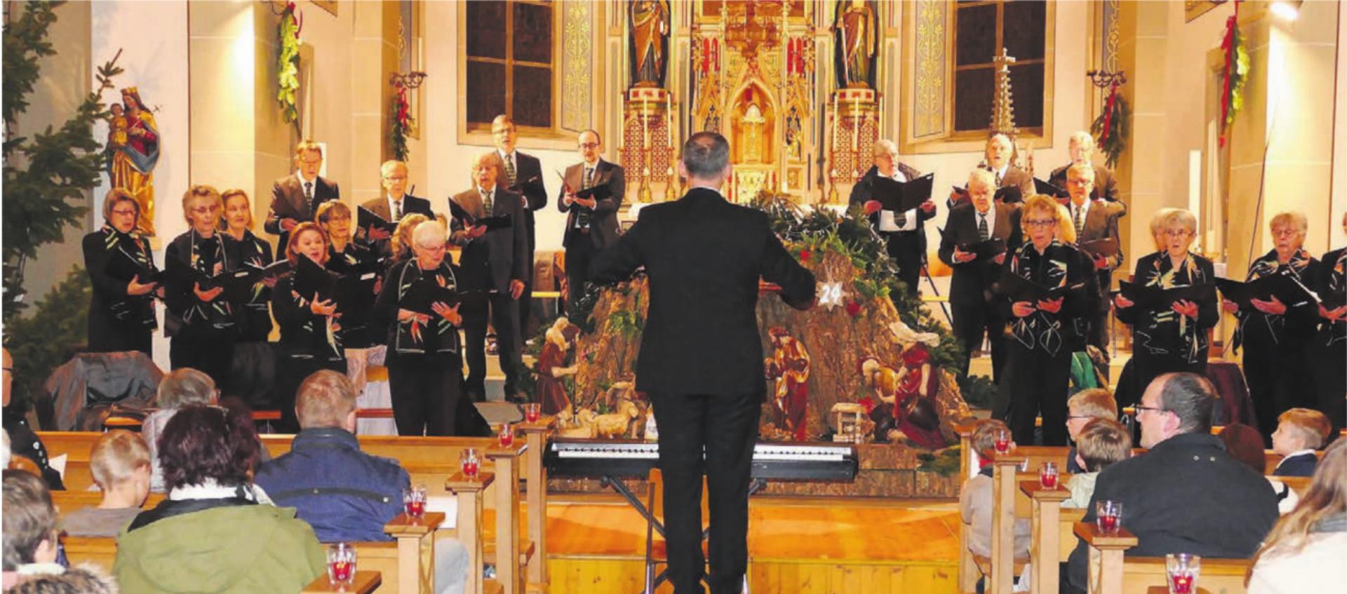 Der Auftritt des Cäcilienchors in der stimmungsvoll beleuchteten Pfarrkirche hat längst Tradition und lockt viel Publikum an. Bilder: Stefan Treier - Das Bild wird blockiert. – Möglicherweise durch einen aktiven Adblocker.