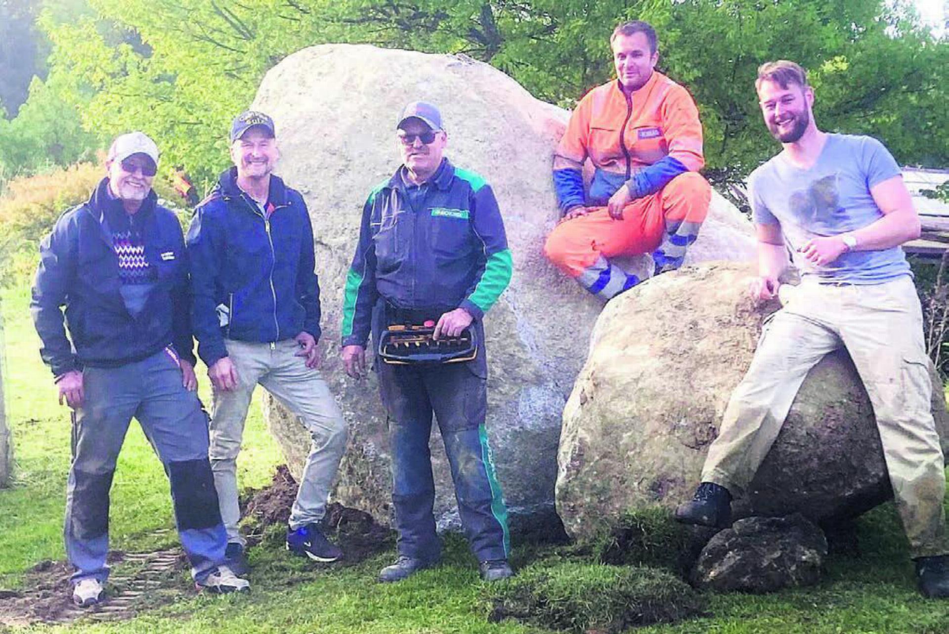 Diese beiden Steine stehen nun beim Campingplatz Sulz und erfreuen die Campingplatzbesuchenden. Hansjörg Kohler (2. v. l.) ist froh, dass diese Steine im Dorf bleiben. Bild: zg