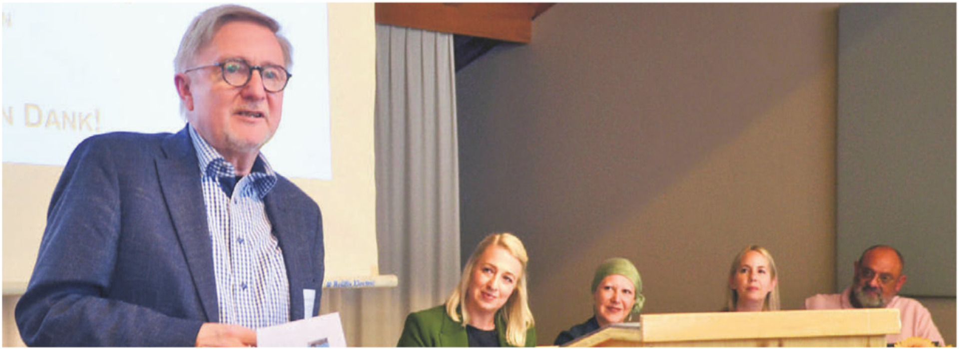 Präsident Roland Peterhans überbringt die Grüsse des Schweizerischen Verbands für Zivilstandswesen. Im Hintergrund vom kantonalen Vorstand, von links: Präsidentin Tamara Zbinden, Stephanie Meyer, Karin Graf und Reto Wassmer. Bild: Thomas Stöckli - Das Bild wird blockiert. – Möglicherweise durch einen aktiven Adblocker.