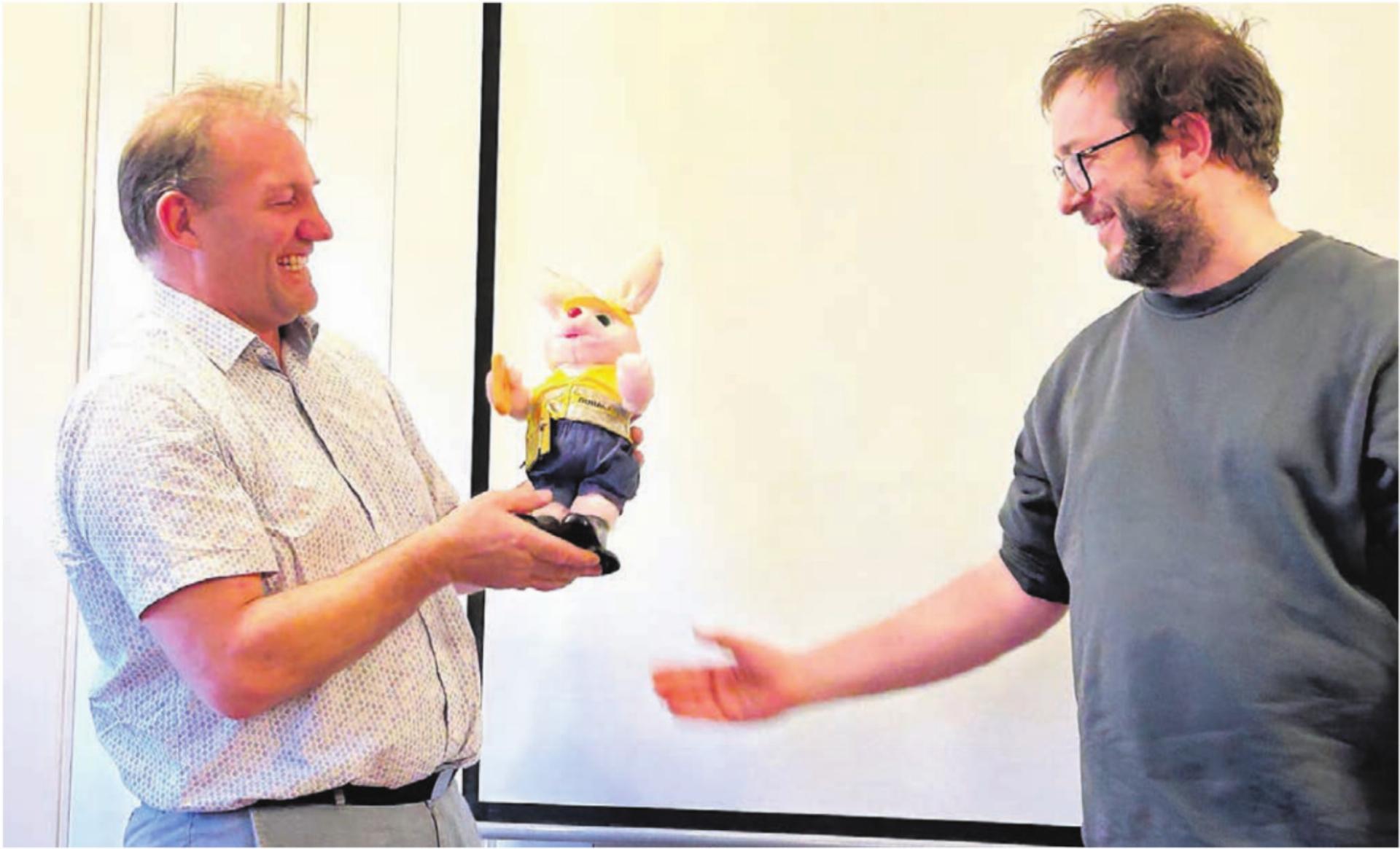 Matthias Ott (rechts) überreicht dem diesjährigen Gewinner des Holzpreises Christoph Schmid auch ein Duracell-Maskottchen. «Wer ihn kennt, weiss, dass er viel Energie hat. Deshalb passt das», so Ott. Bild: Sabrina Salm - Das Bild wird blockiert. – Möglicherweise durch einen aktiven Adblocker.