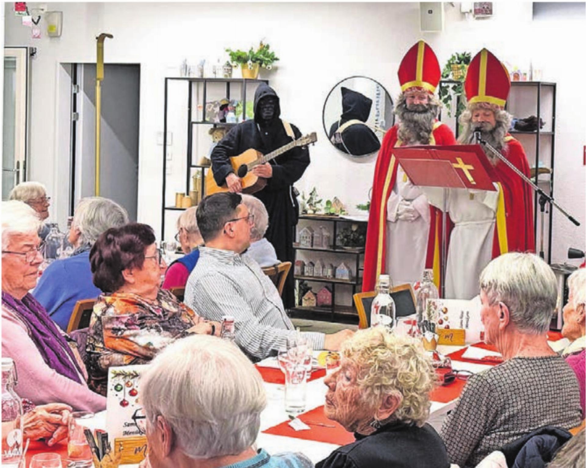 Die Samichläuse unterhielten die Besucher im St. Martin aufs Beste. Bild: zg - Das Bild wird blockiert. – Möglicherweise durch einen aktiven Adblocker.