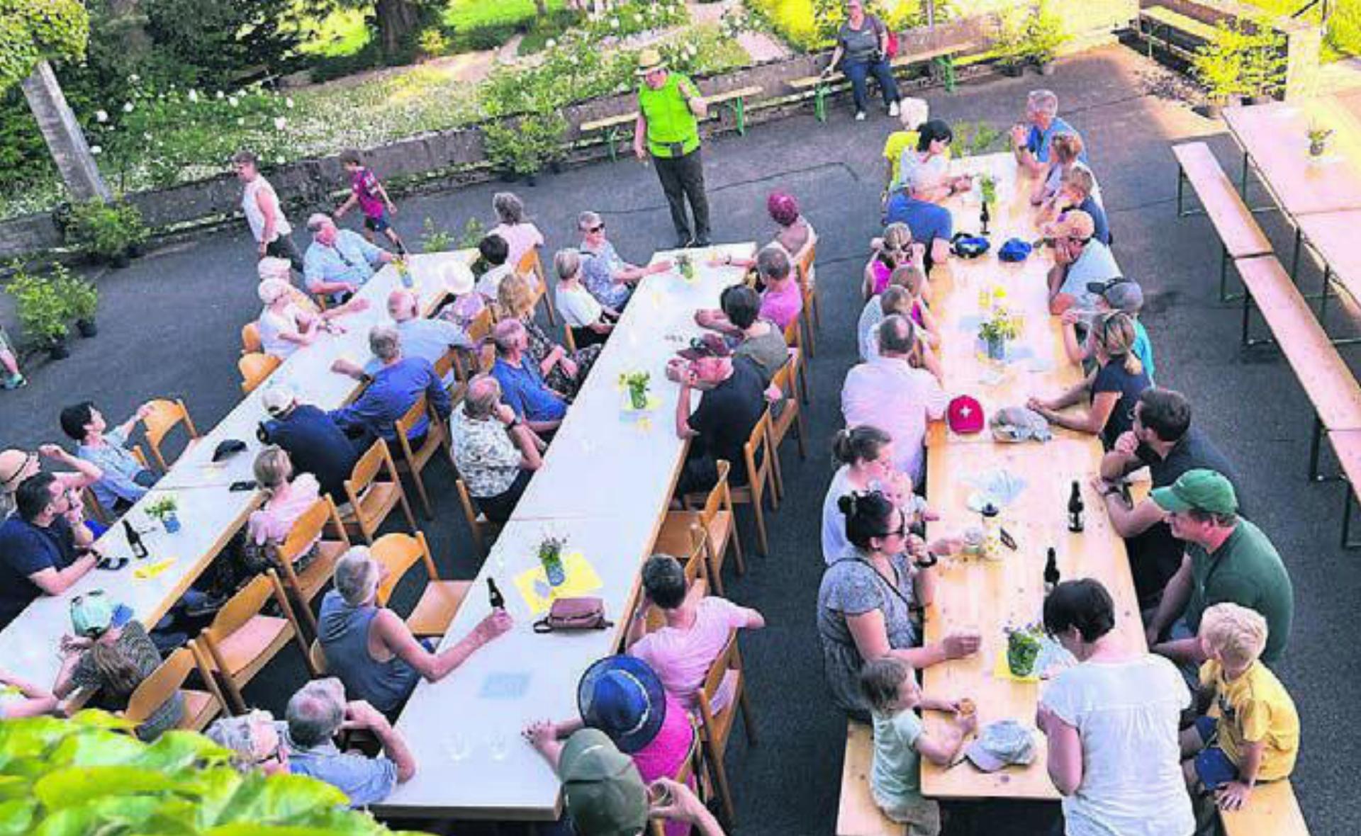Auf der Kräuterwanderung erfuhren die Teilnehmenden viel Spannendes. Bild: zg