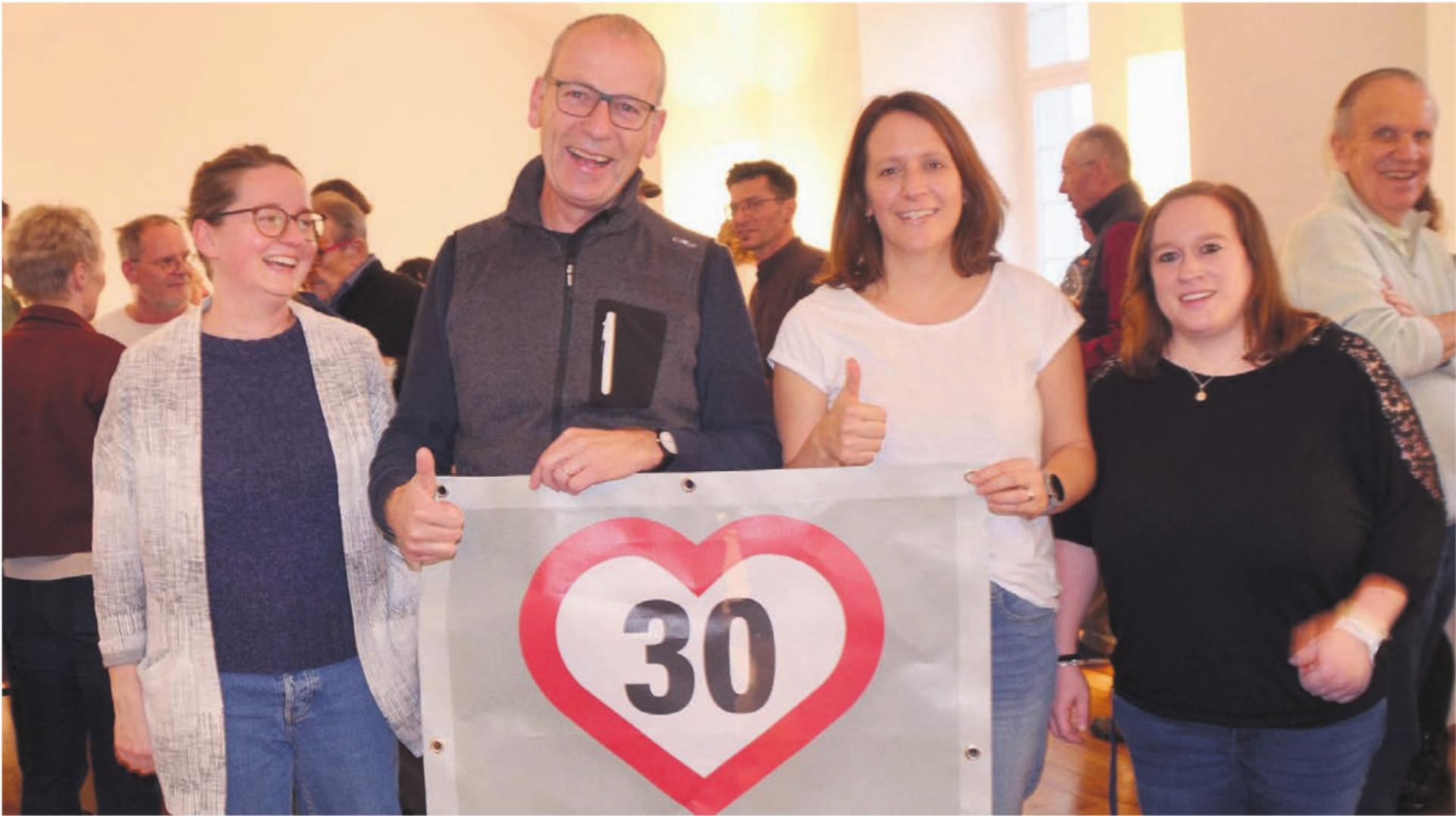 Mit viel Herz für Tempo 30 kämpften Mitglieder der Kerngruppe des Ja-Komitees zu Tempo 30, von links: Lea Küng, Stefan Staubli, Valérie Weibel und Stephanie Haller. Bild: Archiv - Das Bild wird blockiert. – Möglicherweise durch einen aktiven Adblocker.
