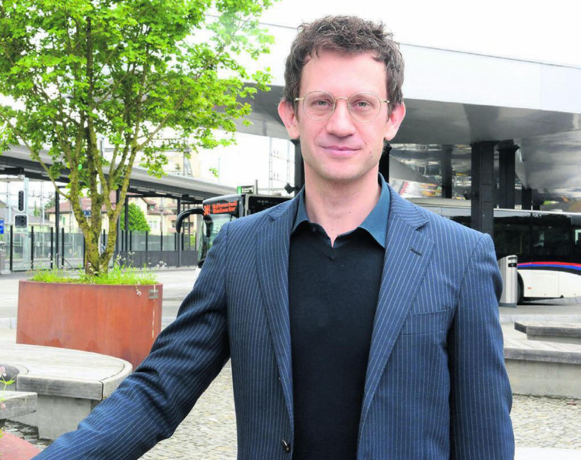 Vor 20 Jahren hat Stefan Heeb die Deutschweiz verlassen, letztes Jahr kehrte er nach Zürich zurück. Regelmässig kommt er auch ins Freiamt, um seine Mutter zu besuchen. Darum kennt er auch den Busbahnhof in Wohlen bestens. Bild: Chregi Hansen