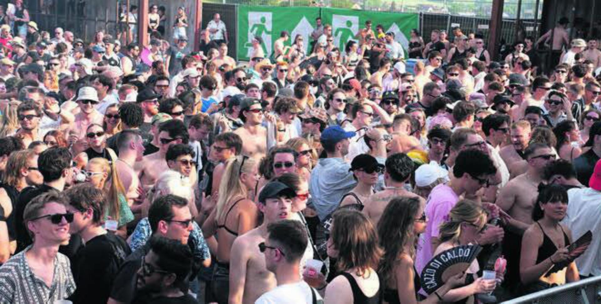 15 000 Menschen feiern miteinander ein riesiges Fest zu elektronischer Musik. Hier bei der Techno-Stage. Bild: Stefan Hotz