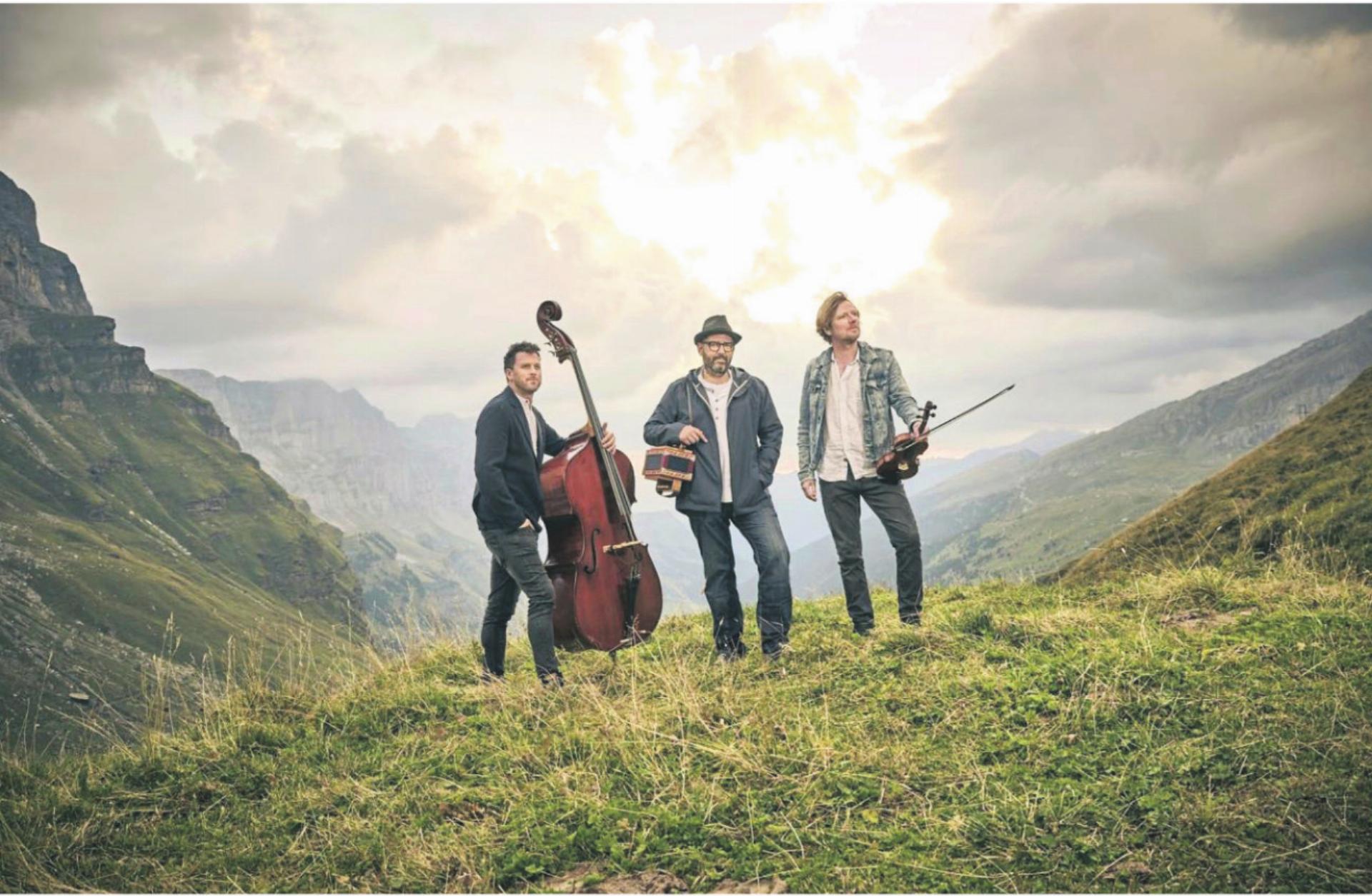 Mit Ambäck startet am kommenden Samstag, 28. Februar, das neue Programm im Sternensaal (v. l): Pirmin Huber, Kontrabass, Markus Flückiger, Schwyzerörgeli, und Andreas Gabriel, Geige, gehören zu den profiliertesten Formationen der neuen Schweizer Volksmusik. Bild: pd - Das Bild wird blockiert. – Möglicherweise durch einen aktiven Adblocker.