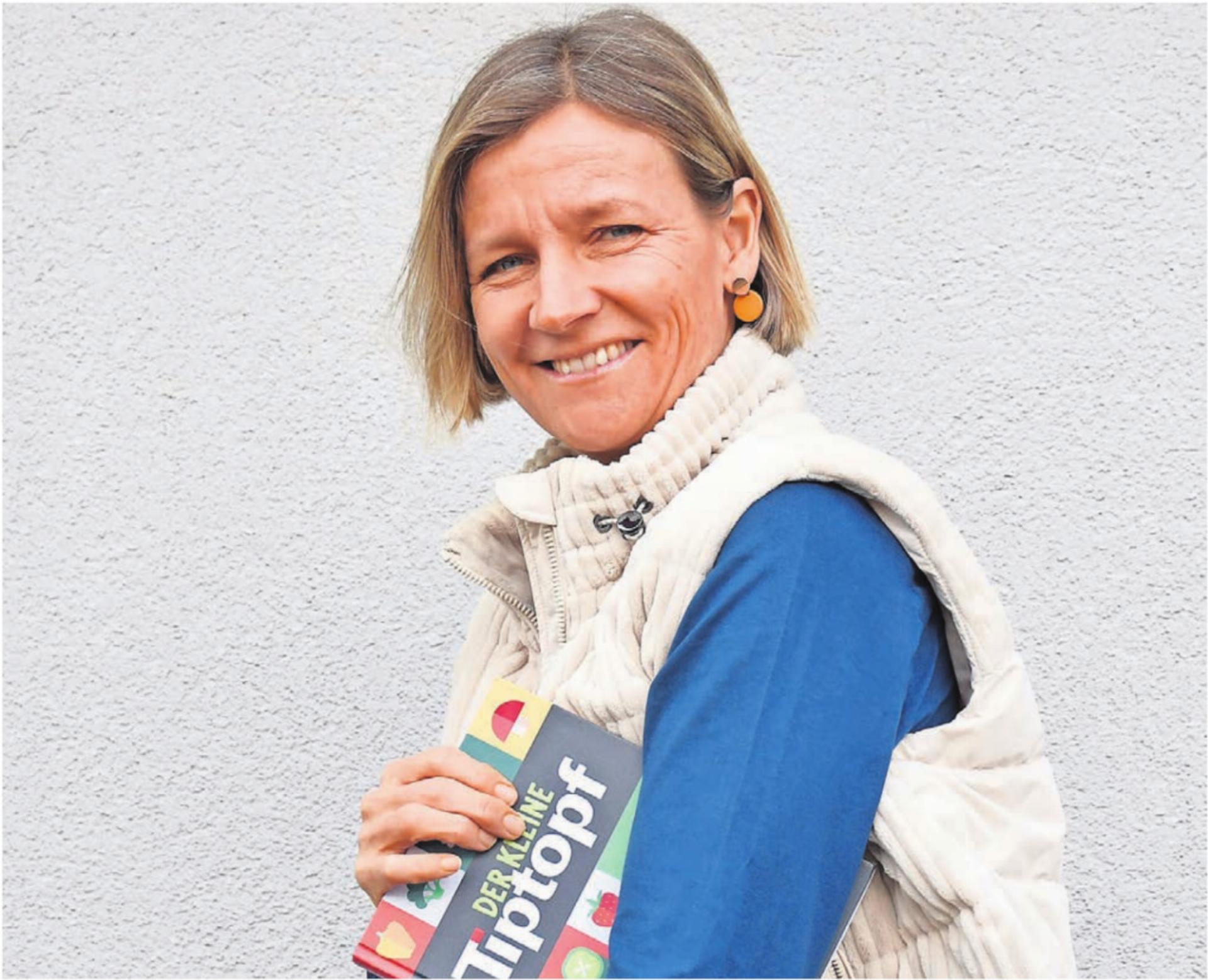 Ursula Furrer ist mit Leib und Seele Rezeptautorin und Hauswirtschaftslehrerin. Mit ihrem jüngsten Werk begeistert sie sowohl kleine Kochfreunde wie grosse. Bild: Verena Anna Wigger - Das Bild wird blockiert. – Möglicherweise durch einen aktiven Adblocker.