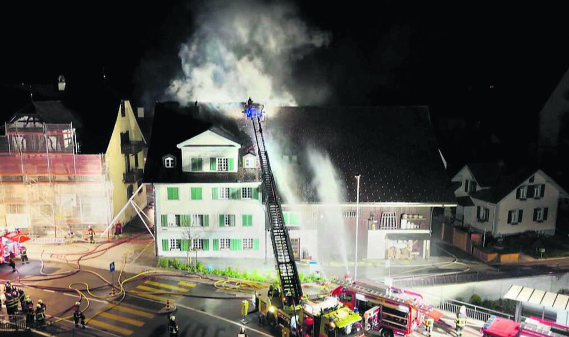 Im Mai 2024 brannte das Postlonzihus im Zentrum von Merenschwand. Bild: Screenshot SRF