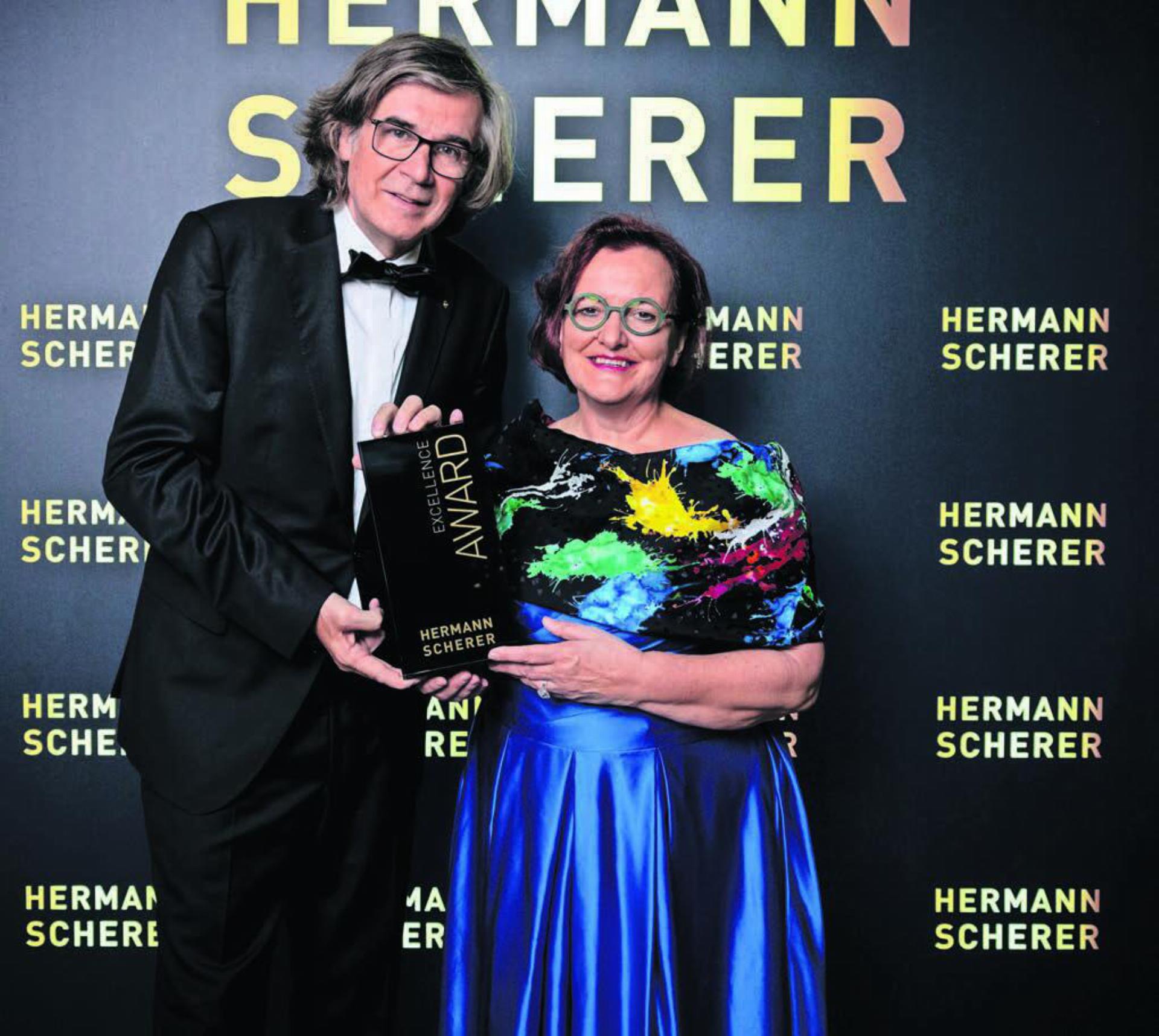Die Sprachkünstlerin aus Muri darf ihren zweiten Excellence-Award von Hermann Scherer entgegennehmen. Bilder: zg