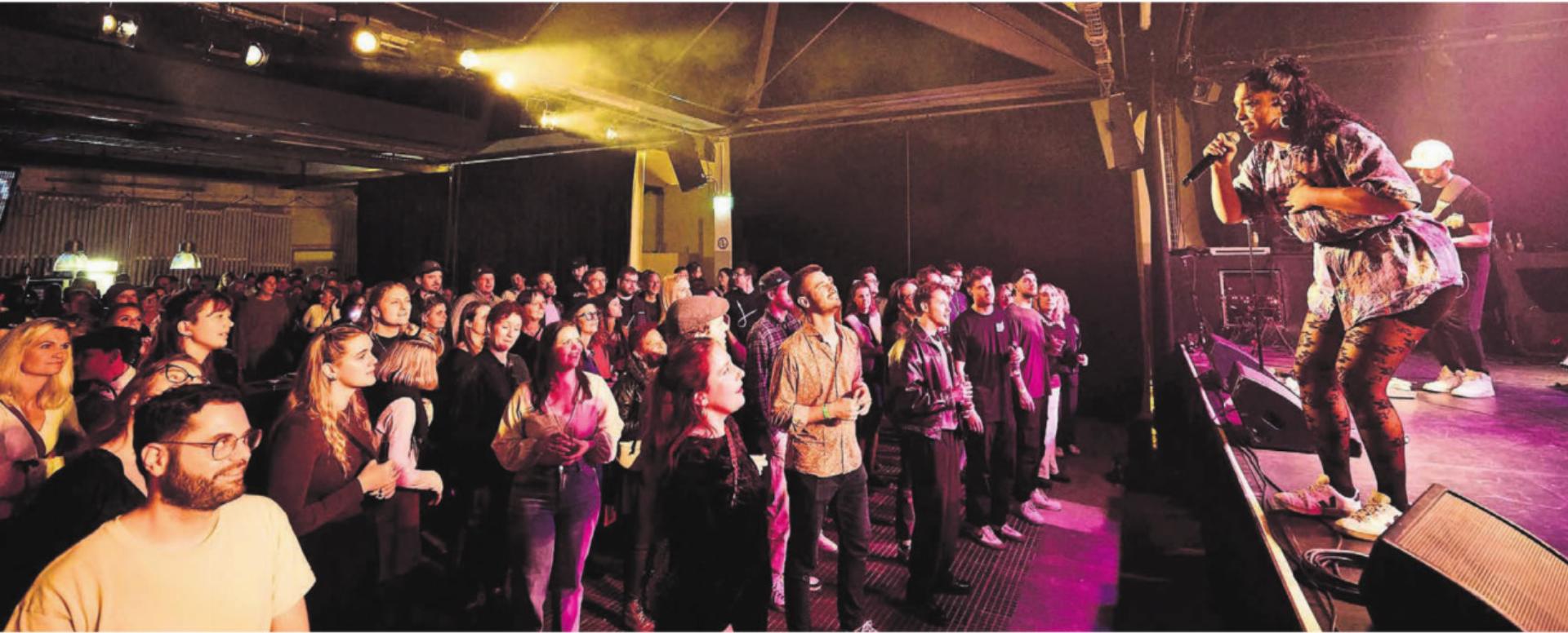 La Nefera (Jennifer Perez) und ihre Band begeistern das Publikum beim ersten Konzert im Kulturwerk Bleichi. Bilder: Monica Rast (3) / Henry Schulz (2) - Das Bild wird blockiert. – Möglicherweise durch einen aktiven Adblocker.