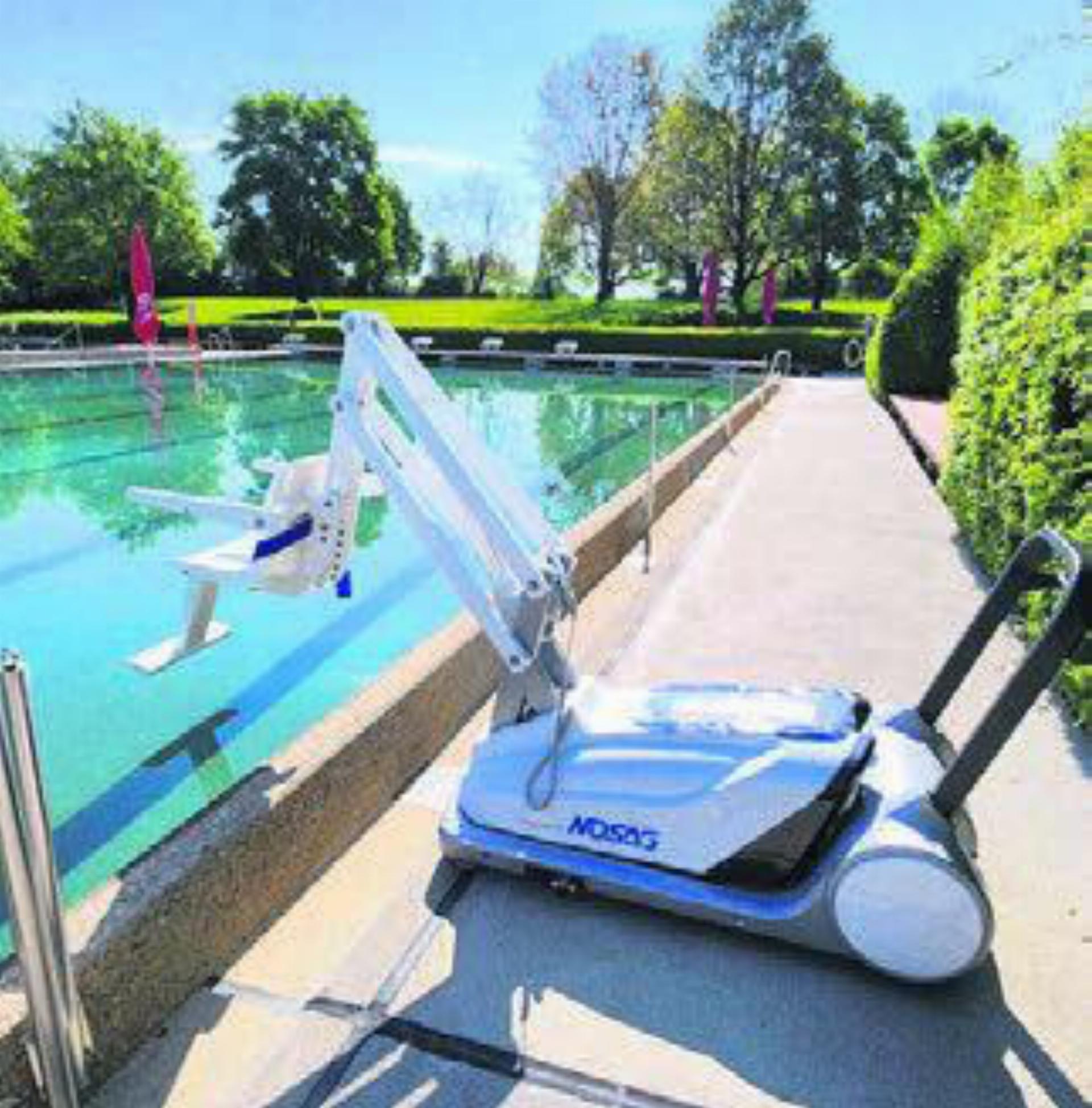 Dank dem neuen Schwimmbadlift gelangen auch Rollstuhlfahrer ins kühle Wasser. Bild: gk
