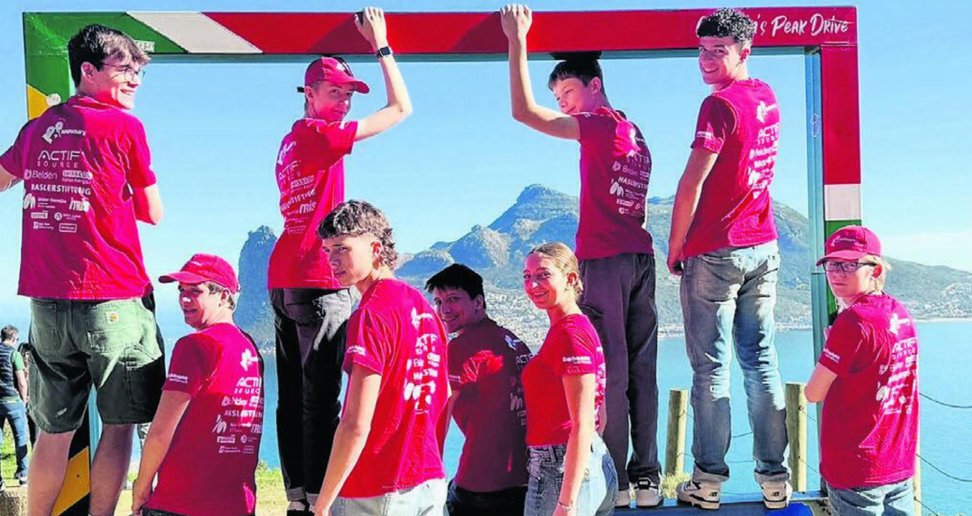 Die Murianerin Ella Robinson mit ihrem Team in Kapstadt. Bild: zg
